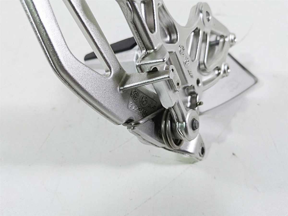 2012 BMW R1200R K27 Right Rider Footpeg & Brake Pedal 46717671078 35217728911 {{ shop.shopifyCountryName }} - Mototech271