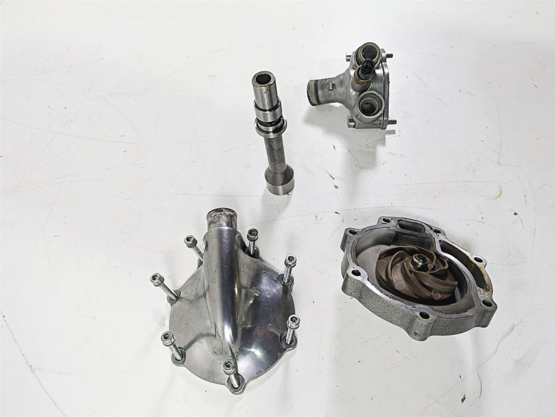 2010 Harley VRSCF Muscle Rod Waterpump Water Pump Housing Set 26750-01KA {{ shop.shopifyCountryName }} - Mototech271