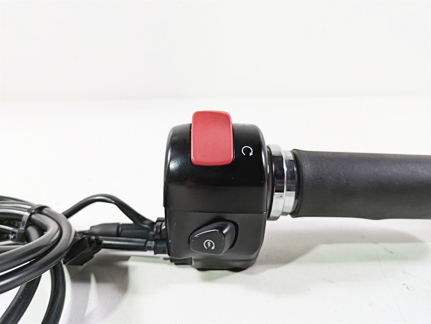 2016 Suzuki M109R VZR1800 Boulevard Right Hand Control Switch 37200-06J00 {{ shop.shopifyCountryName }} - Mototech271