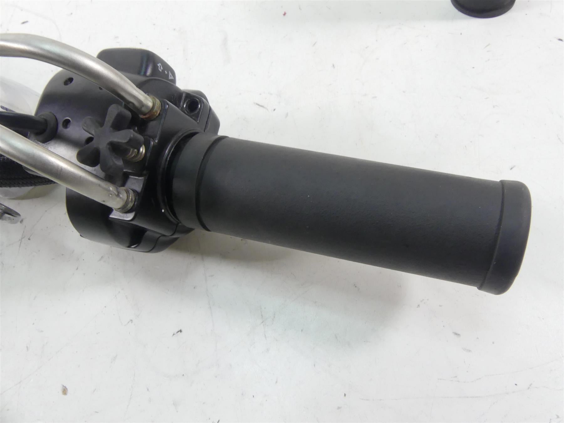 2009 Harley FXDF Dyna Fat Bob Right Hand Control Switch & Blinker 71684-06A {{ shop.shopifyCountryName }} - Mototech271