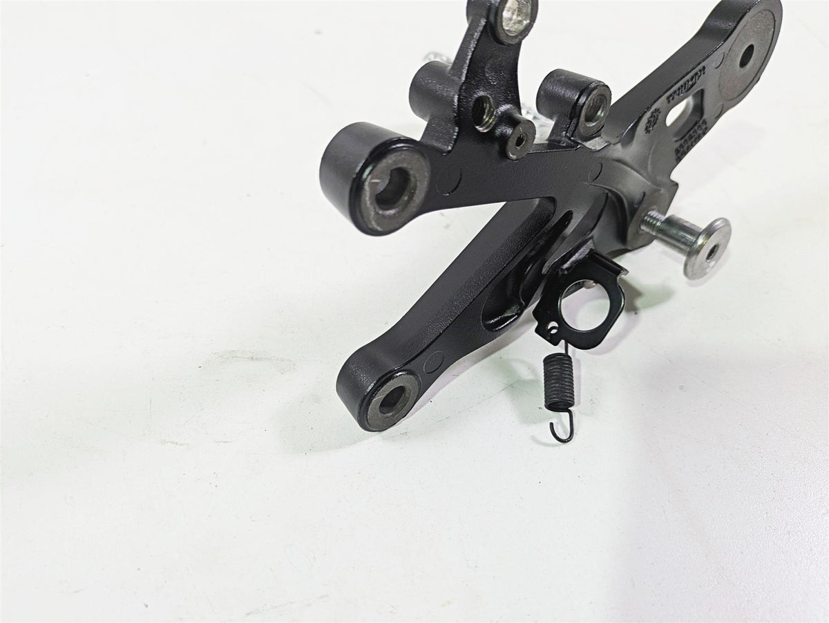 2024 Triumph Street Triple 765 R Right Rider Footpeg & Mount Set T2082980 {{ shop.shopifyCountryName }} - Mototech271