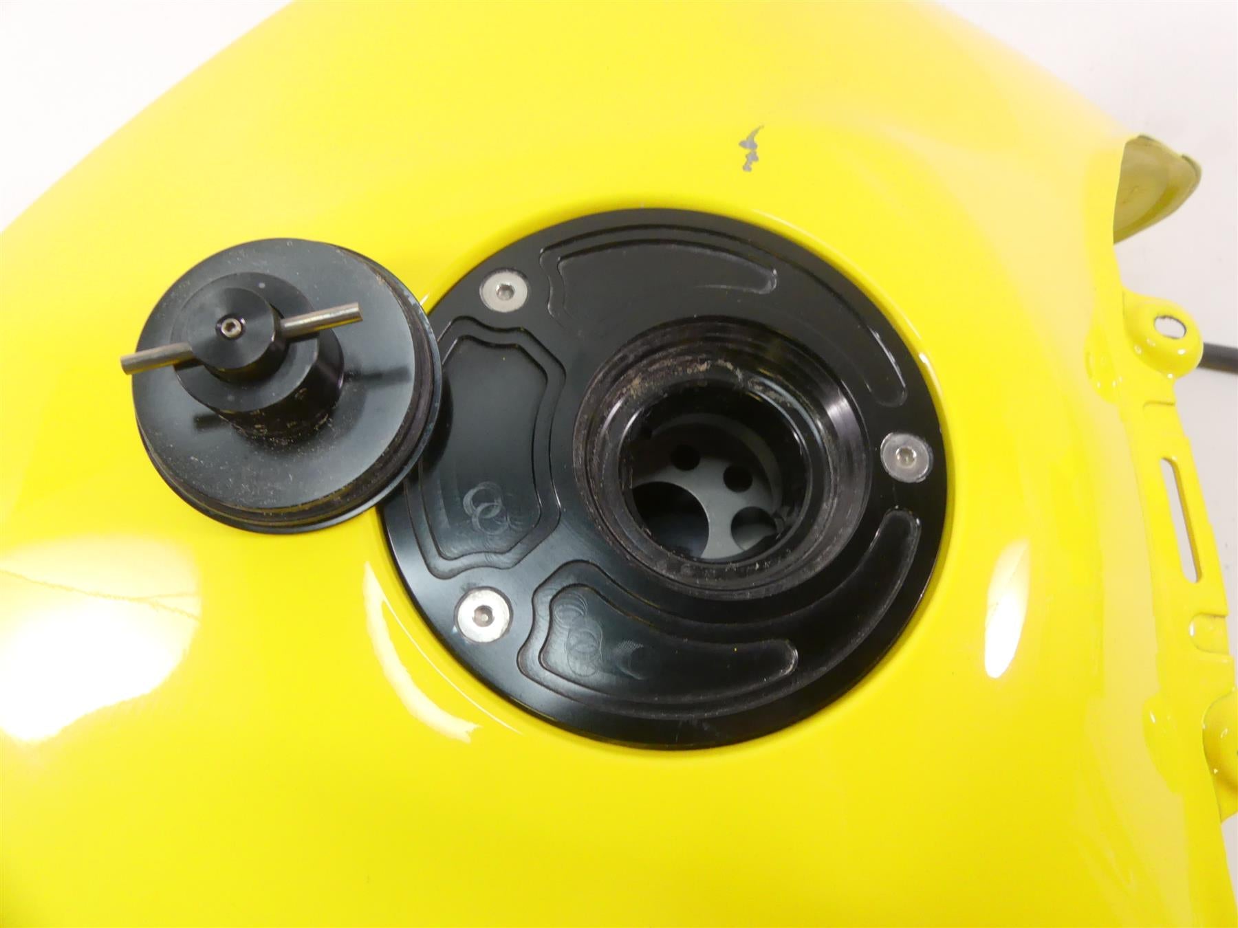 2015 Yamaha MT09 FZ09 Yellow Fuel Gas Petrol Tank -No Dents 1RC-24110-00-00 {{ shop.shopifyCountryName }} - Mototech271