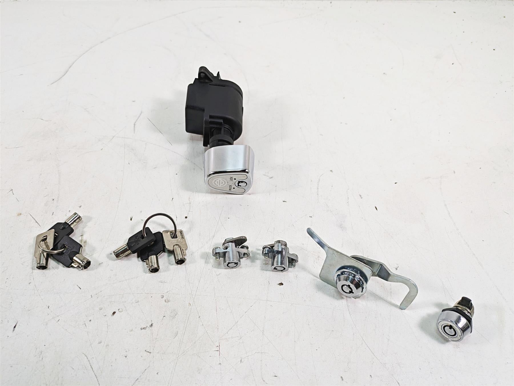 2010 Harley Touring FLHTCU Electra Glide Ignition Switch Key Lock Set 71572-06 {{ shop.shopifyCountryName }} - Mototech271