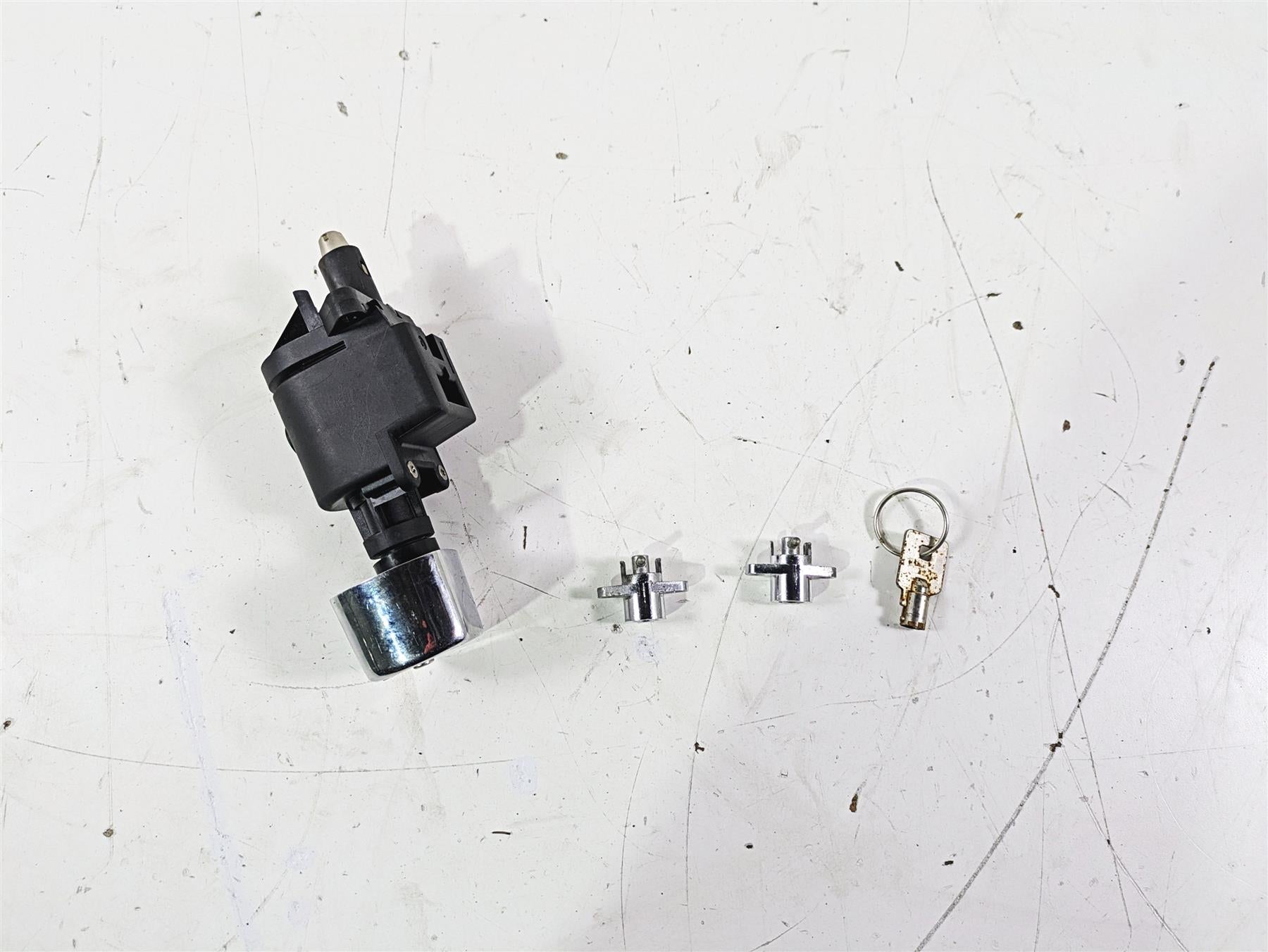 2007 Harley Touring FLHTCU SE CVO E-Glide Ignition Switch Key Lock Set 71572-06 {{ shop.shopifyCountryName }} - Mototech271