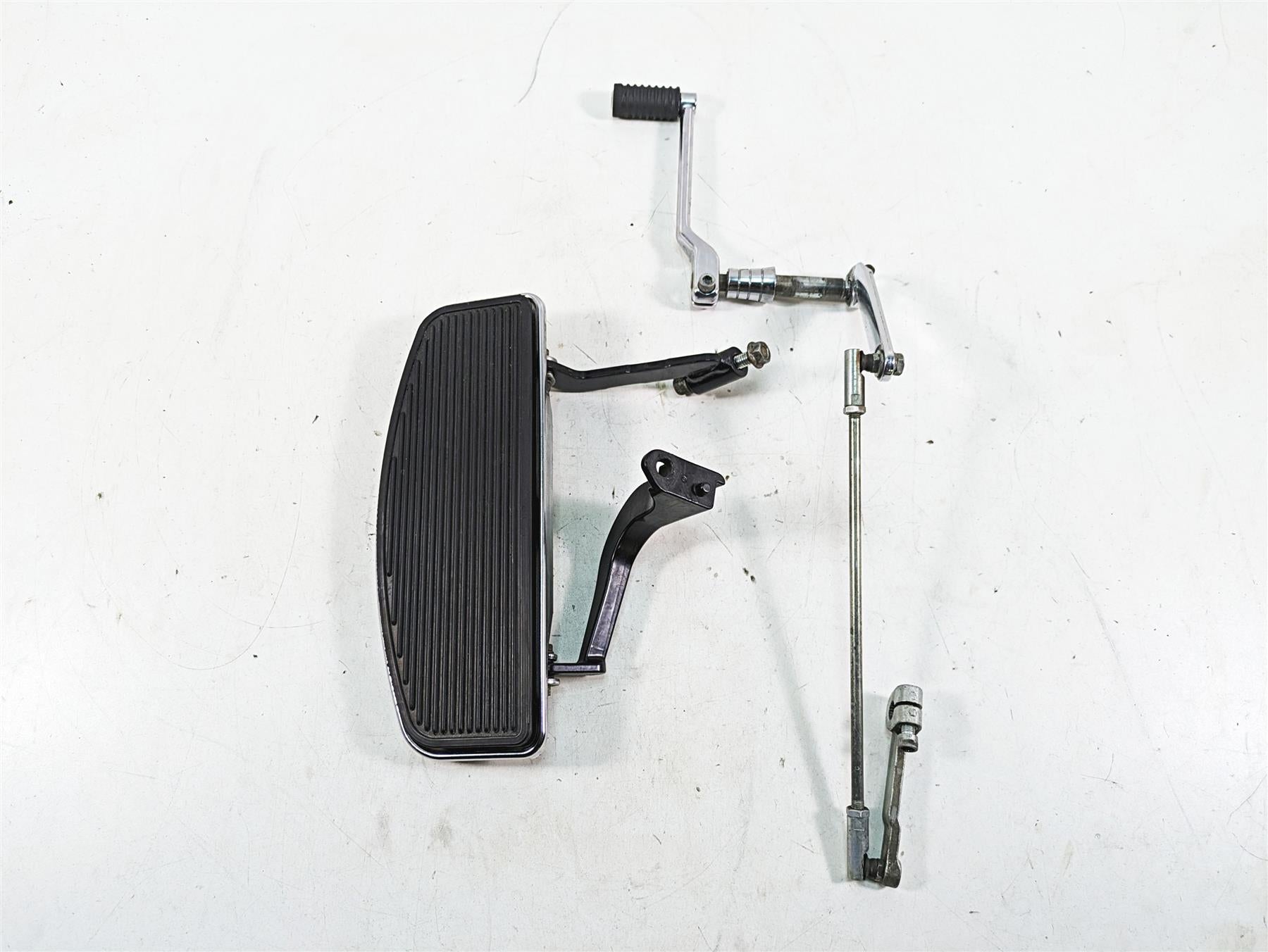 2010 Harley Touring FLHTCU Electra Glide Left Floorboard + Shift Lever 33895-82E {{ shop.shopifyCountryName }} - Mototech271
