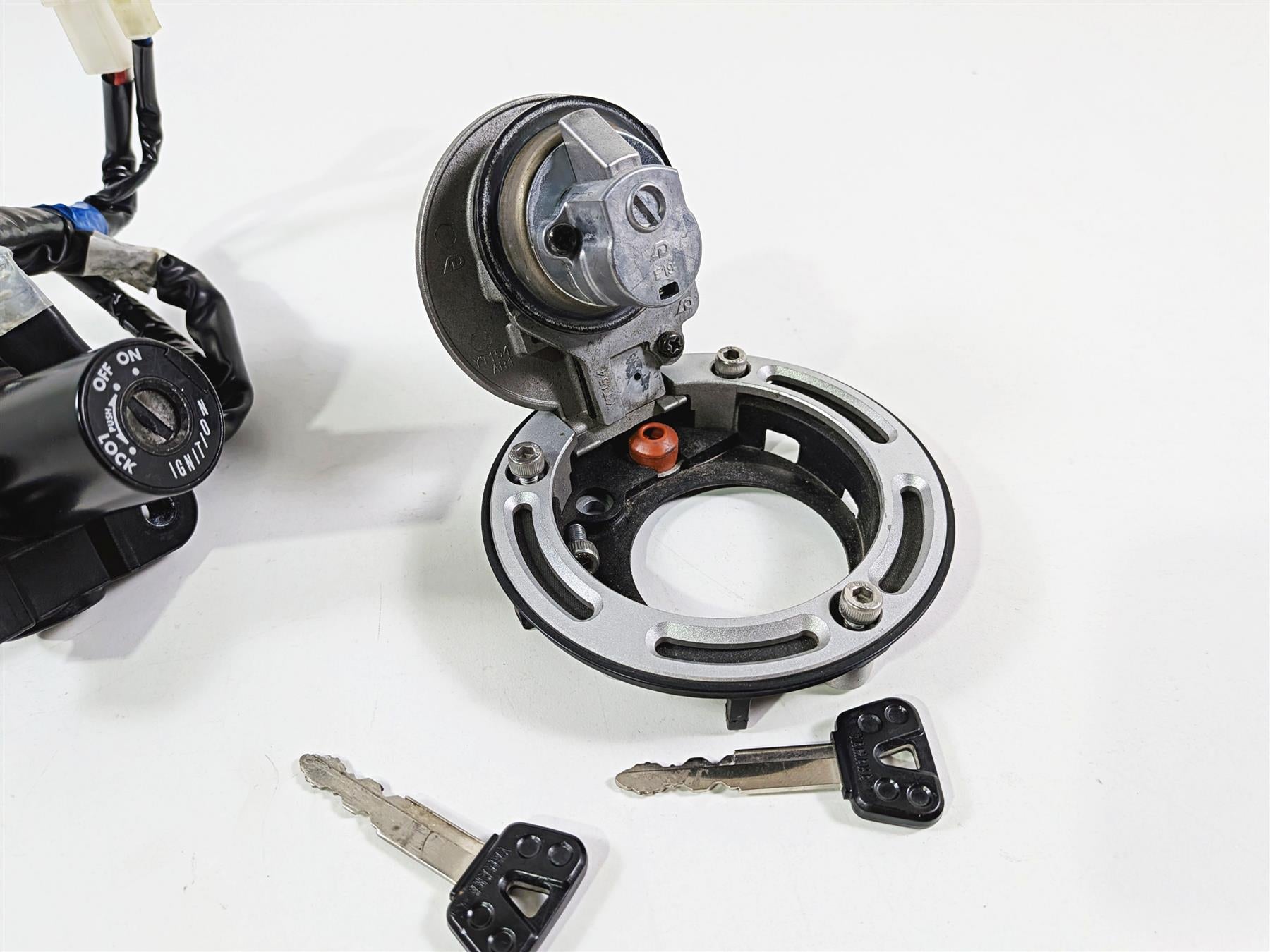 2024 Yamaha YZF R1 RN65 Ignition Switch Key Lock Set B3L-82501-11-00 {{ shop.shopifyCountryName }} - Mototech271
