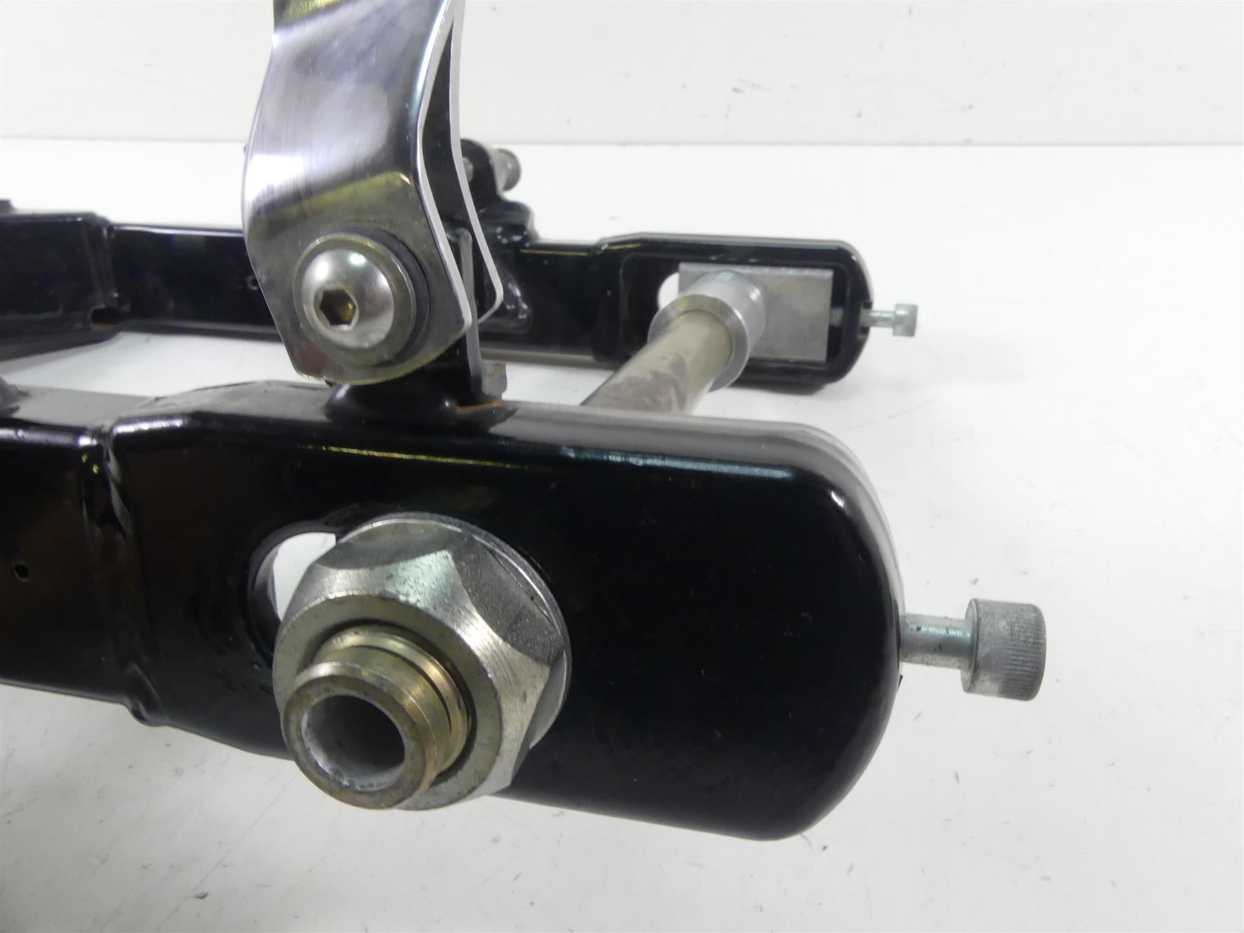 2009 Harley FXDF Dyna Fat Bob Rear Swingarm & Belt Guards & 25mm Axle 47820-06 {{ shop.shopifyCountryName }} - Mototech271