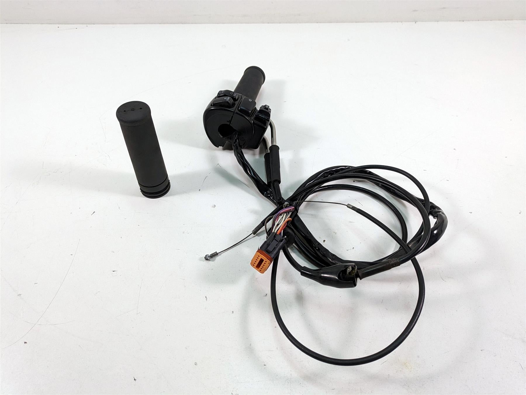 2006 Harley Touring FLHTCUI Electra Glide Right Hand Control Switch 71684-06A {{ shop.shopifyCountryName }} - Mototech271