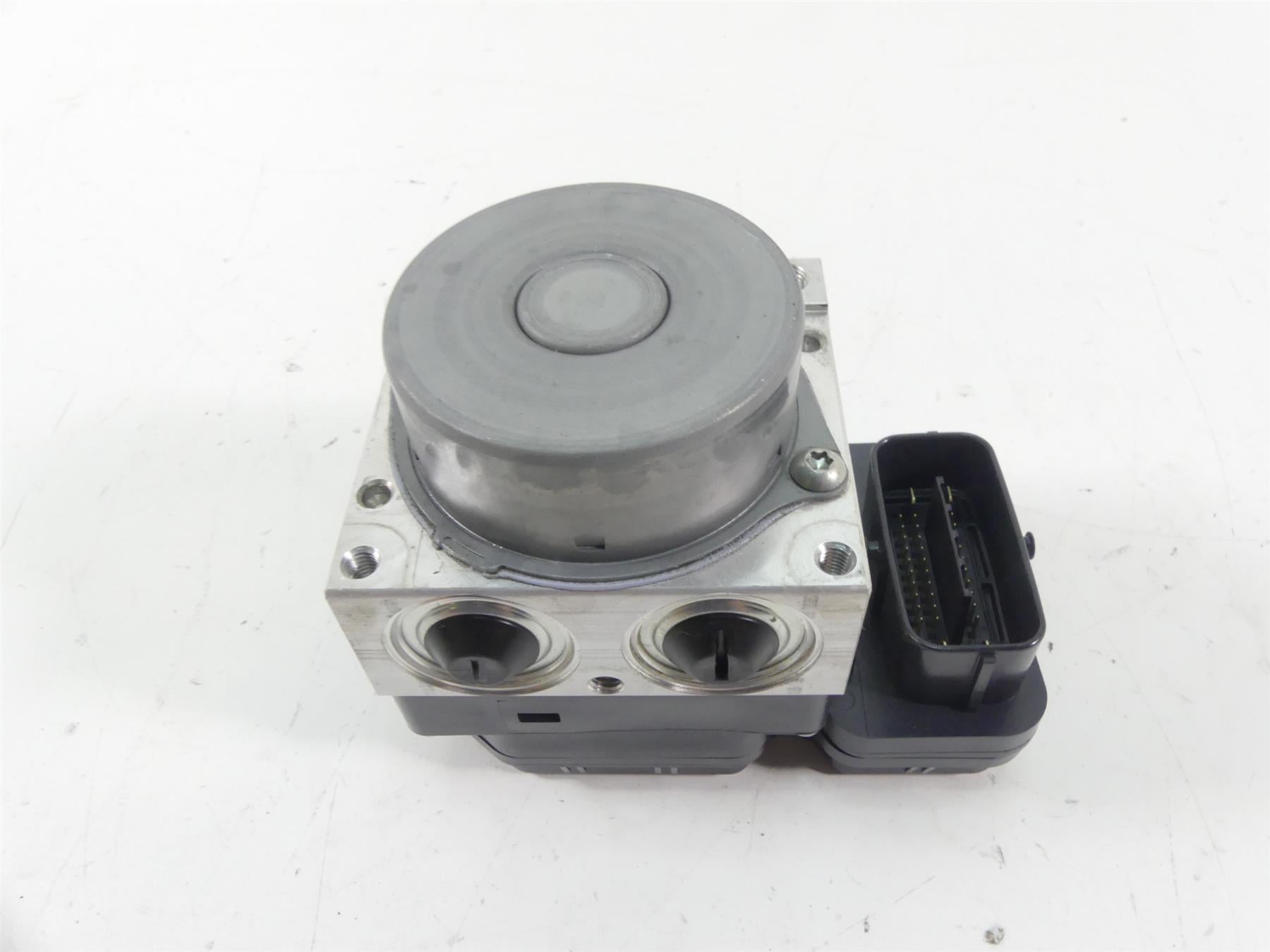 2013 Yamaha VMX17 V-Max 1700 Abs Brake Pump Pressure Module 2S3-85930-10-00 {{ shop.shopifyCountryName }} - Mototech271