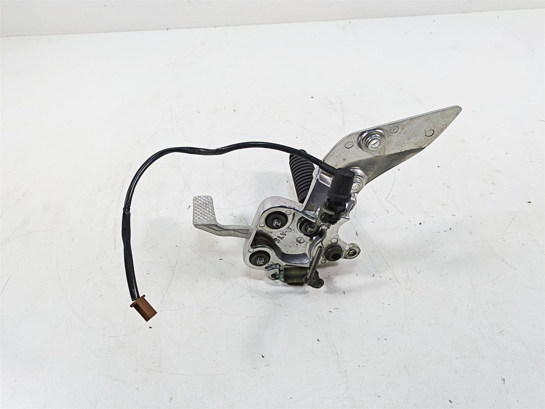 2002 Yamaha FZ1 FZS1000 Fazer Right Rider Footpeg & Brake Pedal 5LV-27443-01-00 {{ shop.shopifyCountryName }} - Mototech271