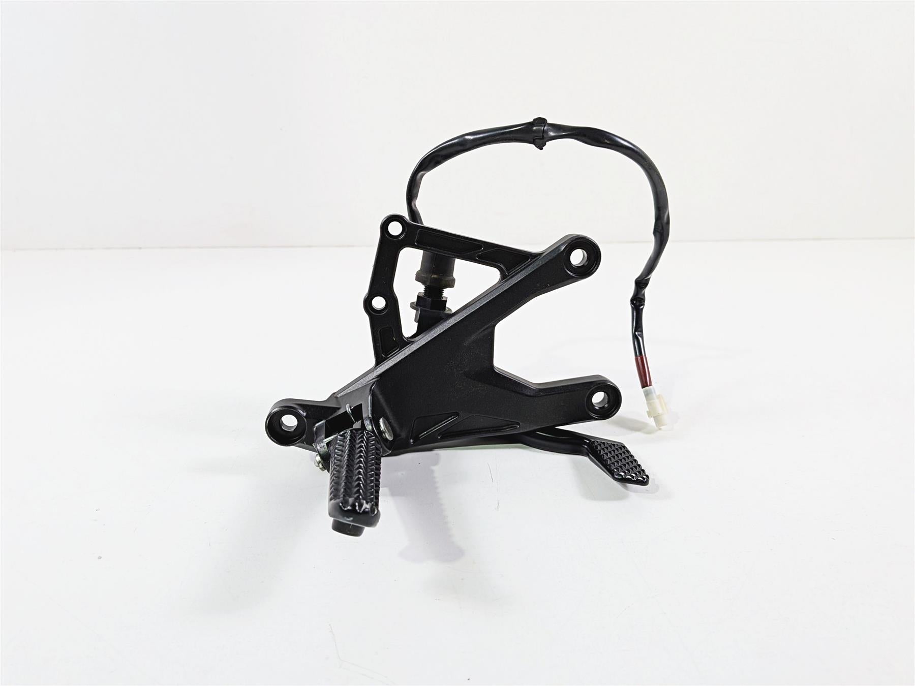 2016 Yamaha YZF R1 RN32 Front Right Foot Peg & Brake Pedal 2CR-27443-00-00 {{ shop.shopifyCountryName }} - Mototech271