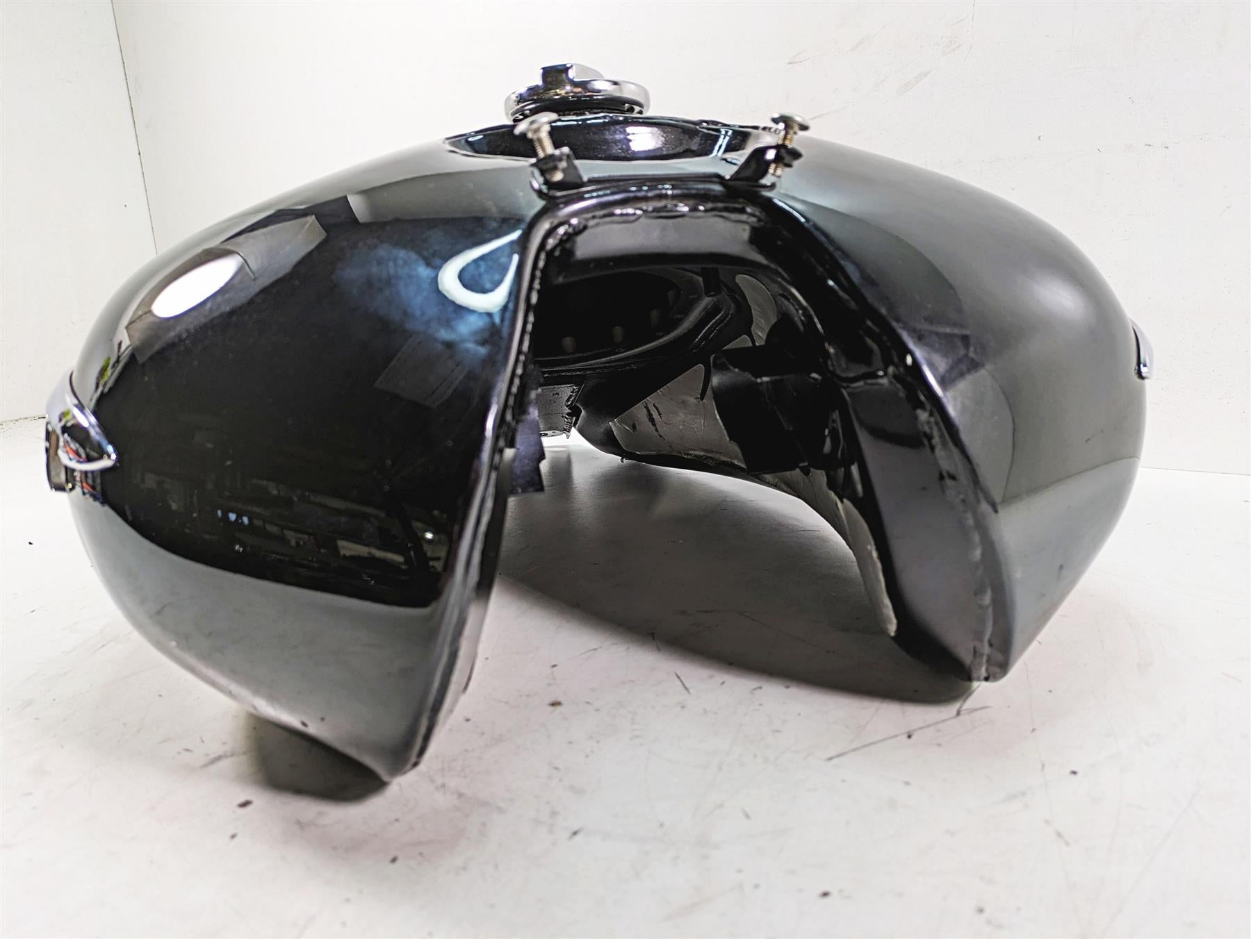 2011 Triumph America Fuel Gas Petrol Tank Reservoir - No Dents T2402232 {{ shop.shopifyCountryName }} - Mototech271