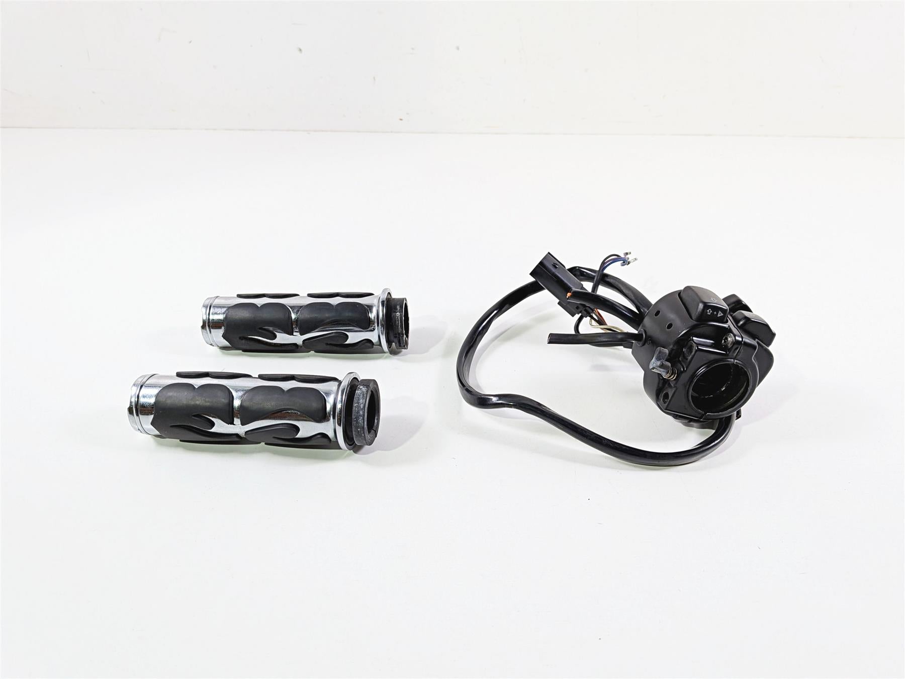 2009 Harley FXCWC Softail Rocker Right Hand Control Switch + Grips 71684-06A {{ shop.shopifyCountryName }} - Mototech271