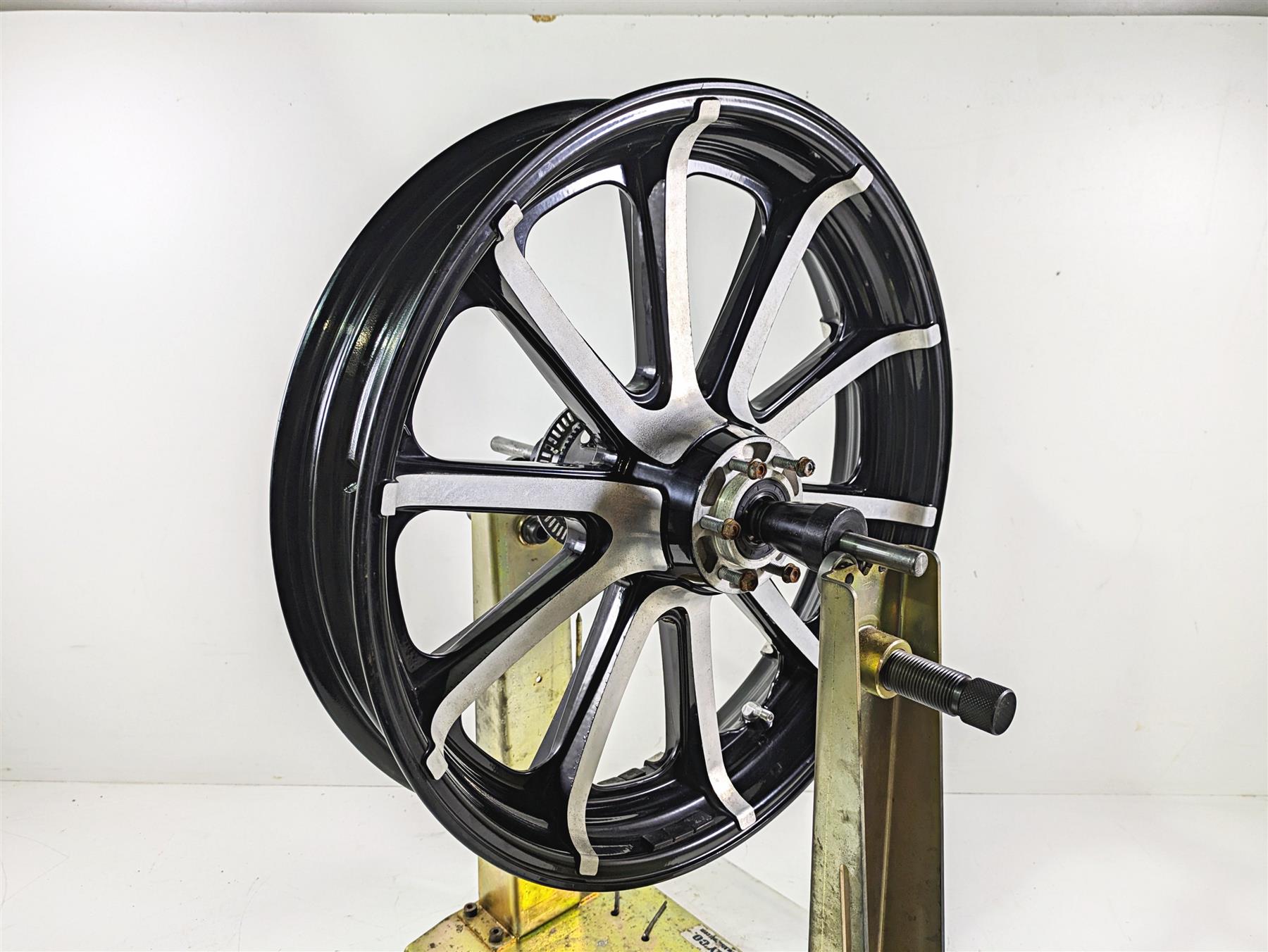 2018 Indian Chieftain Limited Straight Front Wheel Rim 19x3.5 1523059 {{ shop.shopifyCountryName }} - Mototech271