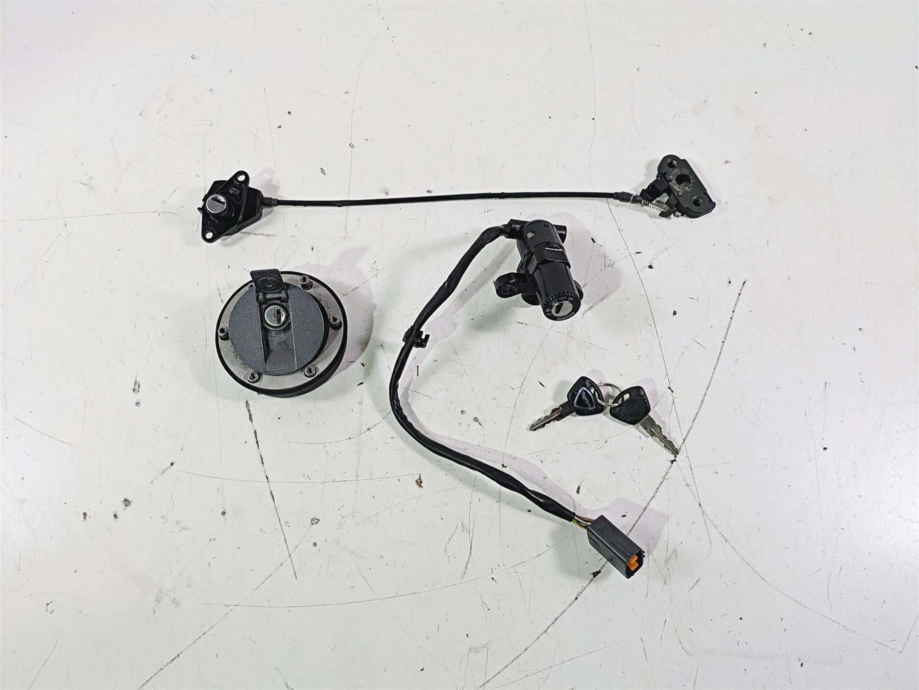 2012 Triumph Daytona 675 Ignition Switch Key Lock Tank Cap Set T2507563 {{ shop.shopifyCountryName }} - Mototech271