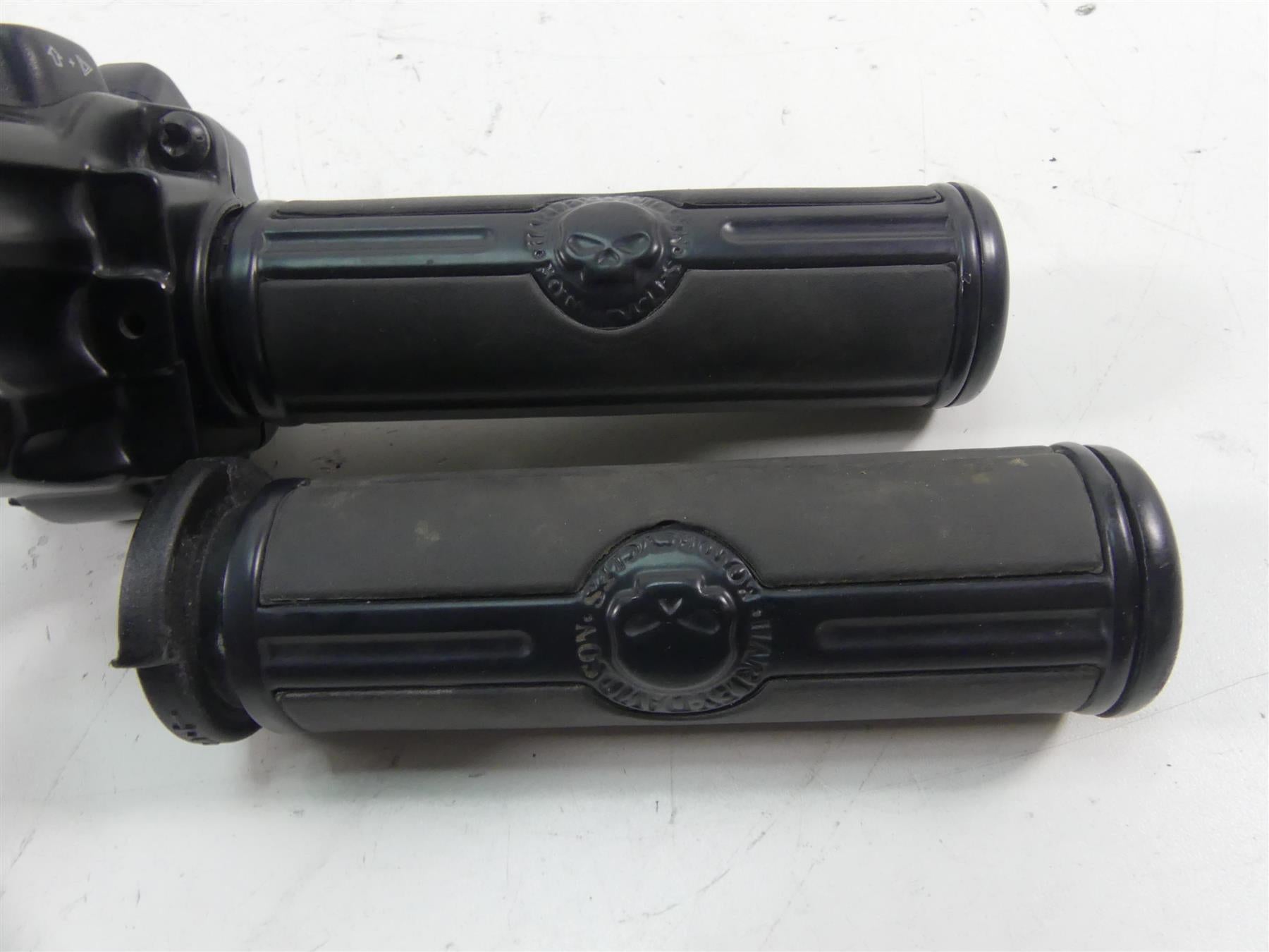 2012 Harley Touring FLHTK Electra Glide Right Hand Control Switch -Read 71684-06 {{ shop.shopifyCountryName }} - Mototech271