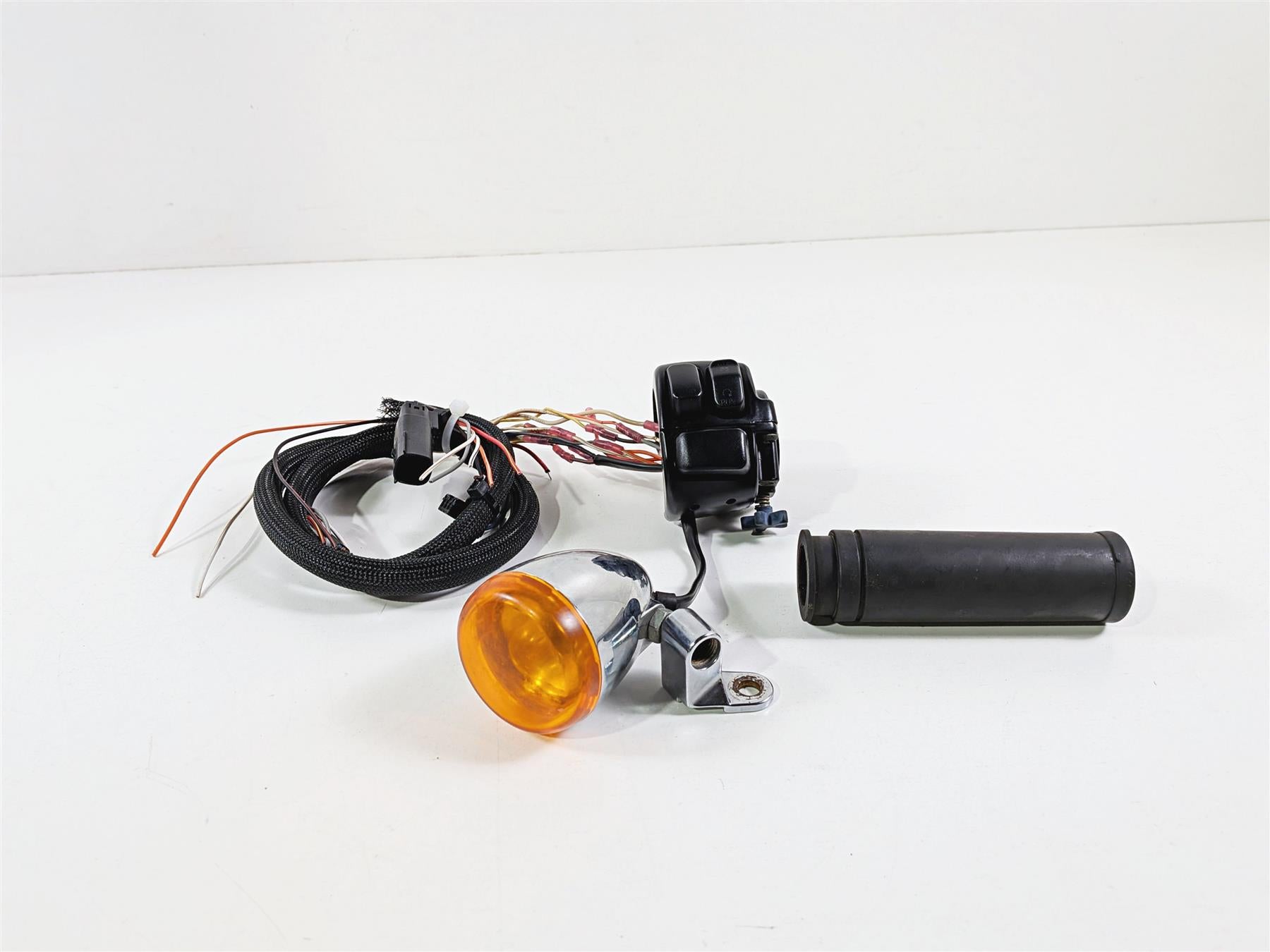 2011 Harley FXDF Dyna Fat Bob Right Control Switch & Turn Signal 71684-06A {{ shop.shopifyCountryName }} - Mototech271