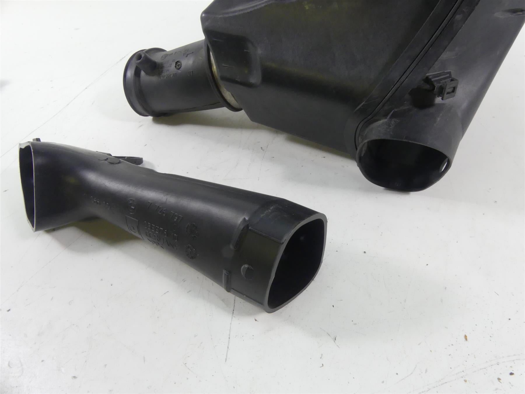 2017 BMW R1200RT K52 Air Cleaner Breather Filter Box Tubes Set 13717726792 {{ shop.shopifyCountryName }} - Mototech271