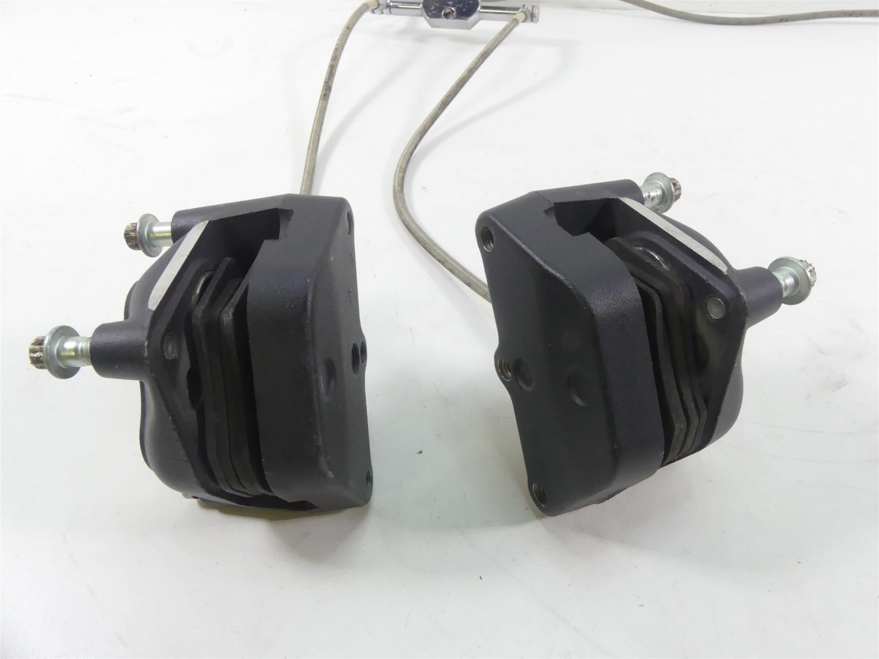 2001 Harley Touring FLHRCI Road King Front Brake Caliper Set 44023-00C 44046-00D {{ shop.shopifyCountryName }} - Mototech271