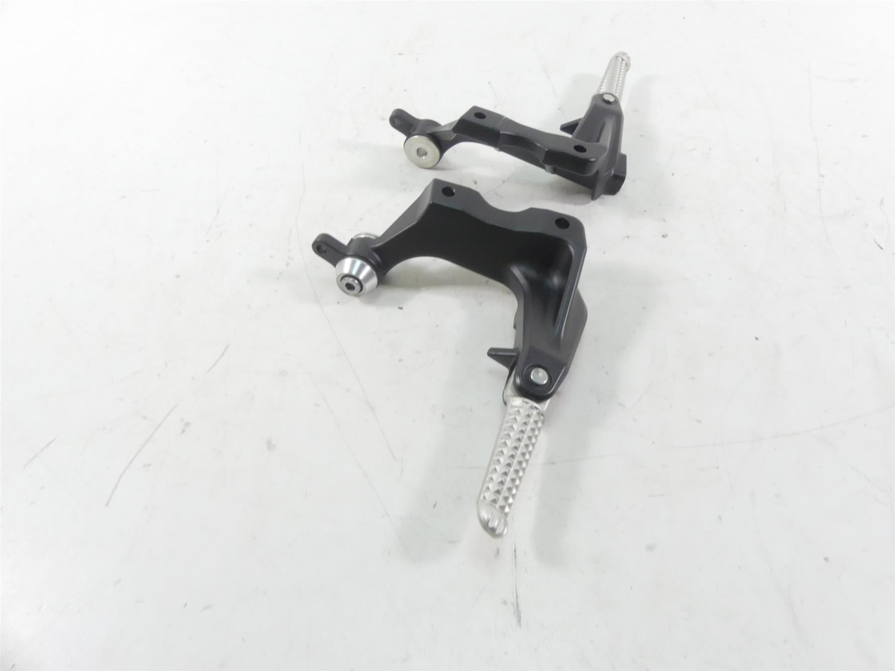 2013 Yamaha VMX17 V-Max 1700 Rear Passenger Footpeg Set - Read 2S3-27430-00-00 {{ shop.shopifyCountryName }} - Mototech271