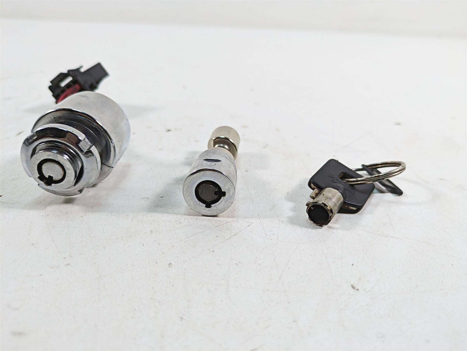 2005 Harley Dyna FXDL Low Rider Ignition Switch Key Lock Set 71476-95 {{ shop.shopifyCountryName }} - Mototech271