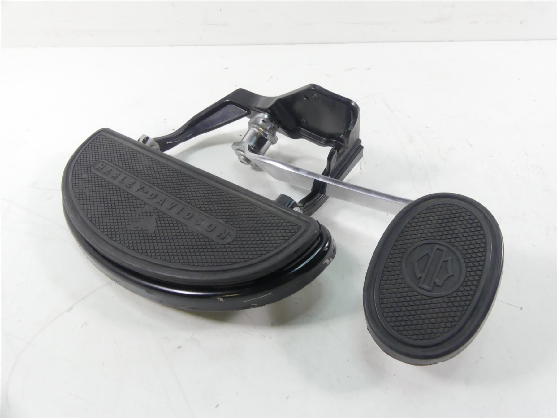 2015 Harley FLS Softail Slim Right Front Floorboard & Brake Pedal 42431-11