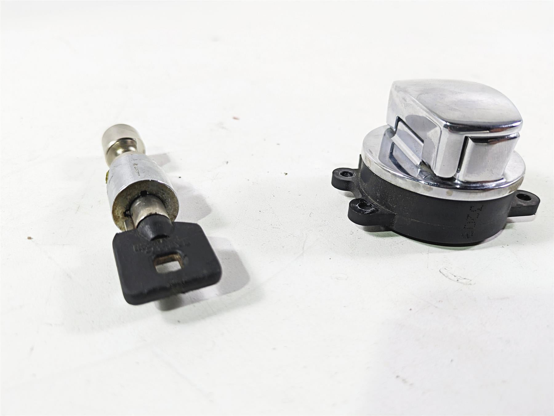 2003 Harley FLSTC Softail Heritage 100th Ignition Switch Key Lock Set 71450-04 {{ shop.shopifyCountryName }} - Mototech271