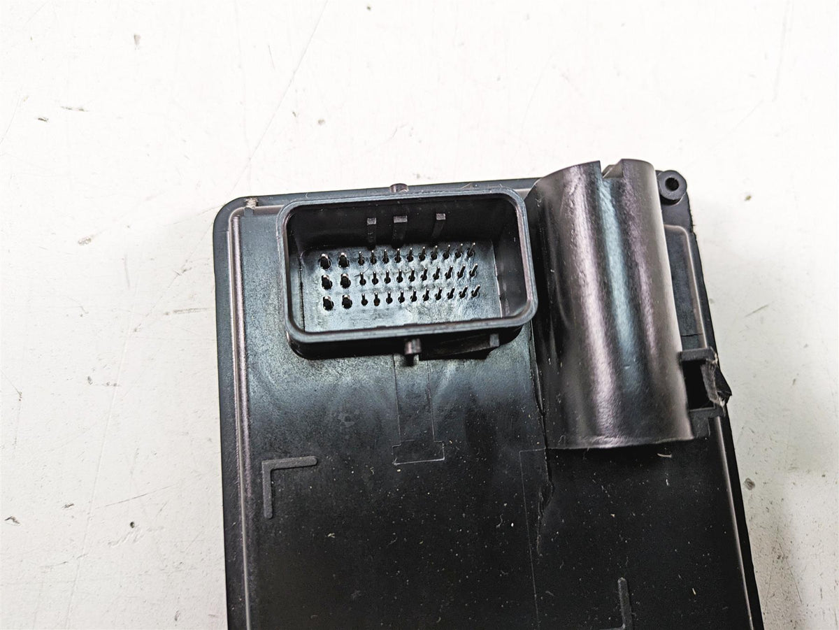 2019 Harley XL883N Sportster Iron Bcm Body Ctrl Module X-Axis -Crack 41000351E {{ shop.shopifyCountryName }} - Mototech271