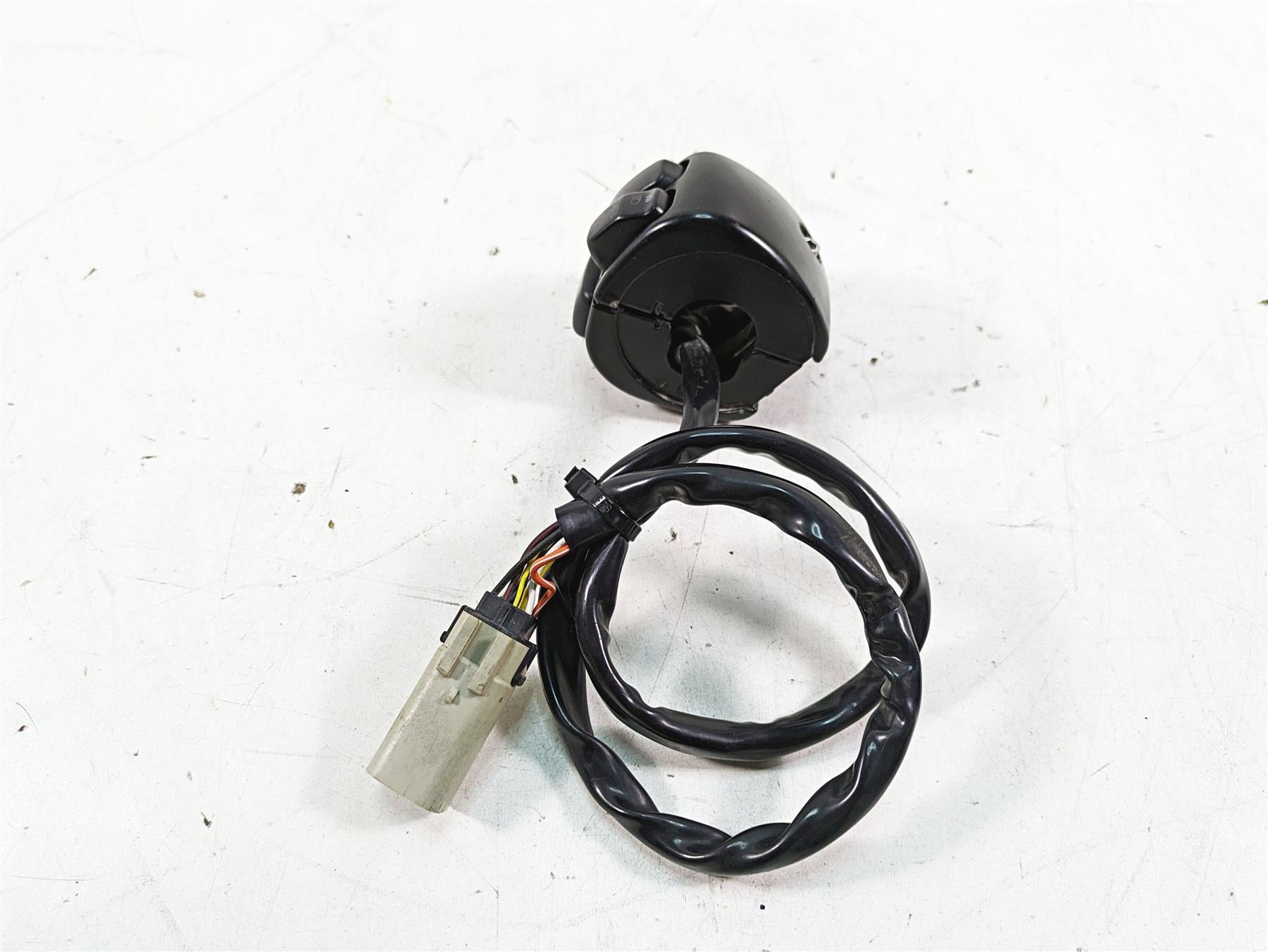 2007 Harley Sportster XL1200 C Left Hand Turn Signal Control Switch 71682-06A {{ shop.shopifyCountryName }} - Mototech271
