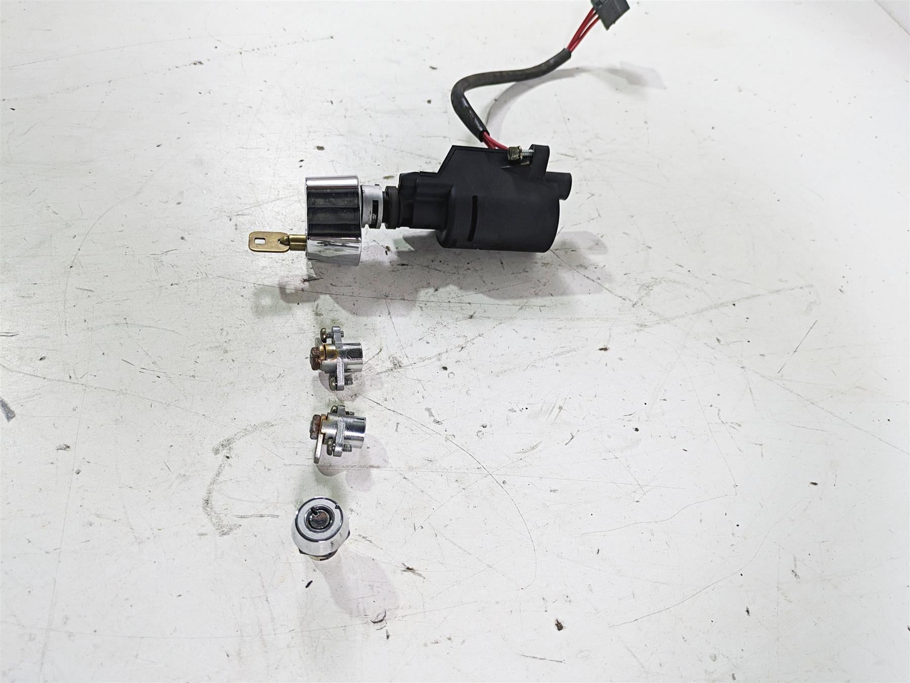 2003 Harley Touring FLHTCUI 100TH E-Glide Ignition Switch Key Lock Set 71640-99 {{ shop.shopifyCountryName }} - Mototech271