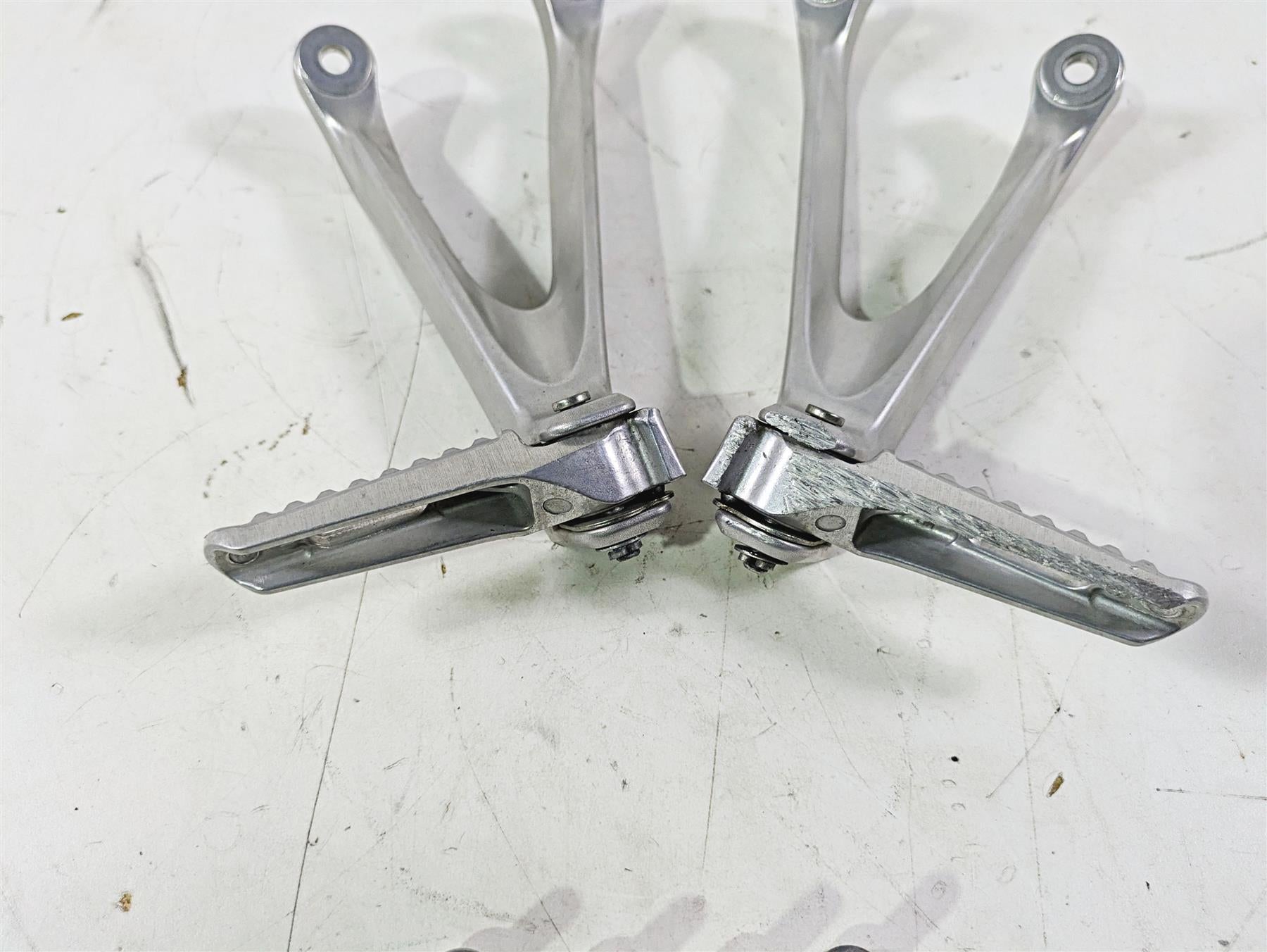 2008 Honda CBR1000RR SC59 Rear Passenger Footpeg Set 50750-MFL-000 50760-MFL-000 {{ shop.shopifyCountryName }} - Mototech271
