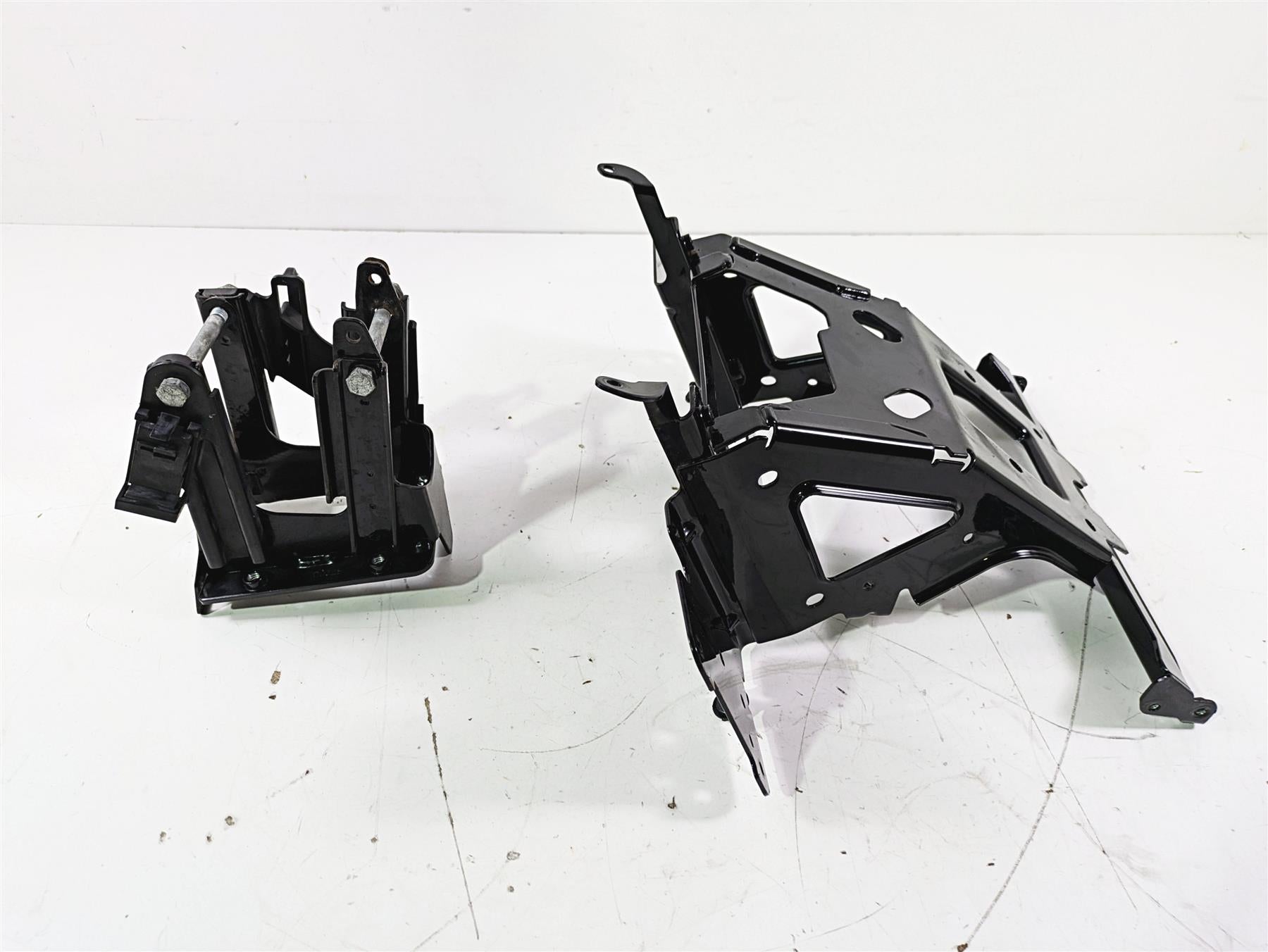 2016 Harley Touring FLTRX Road Glide Front Fairing Mount Carrier Set 47200217 {{ shop.shopifyCountryName }} - Mototech271