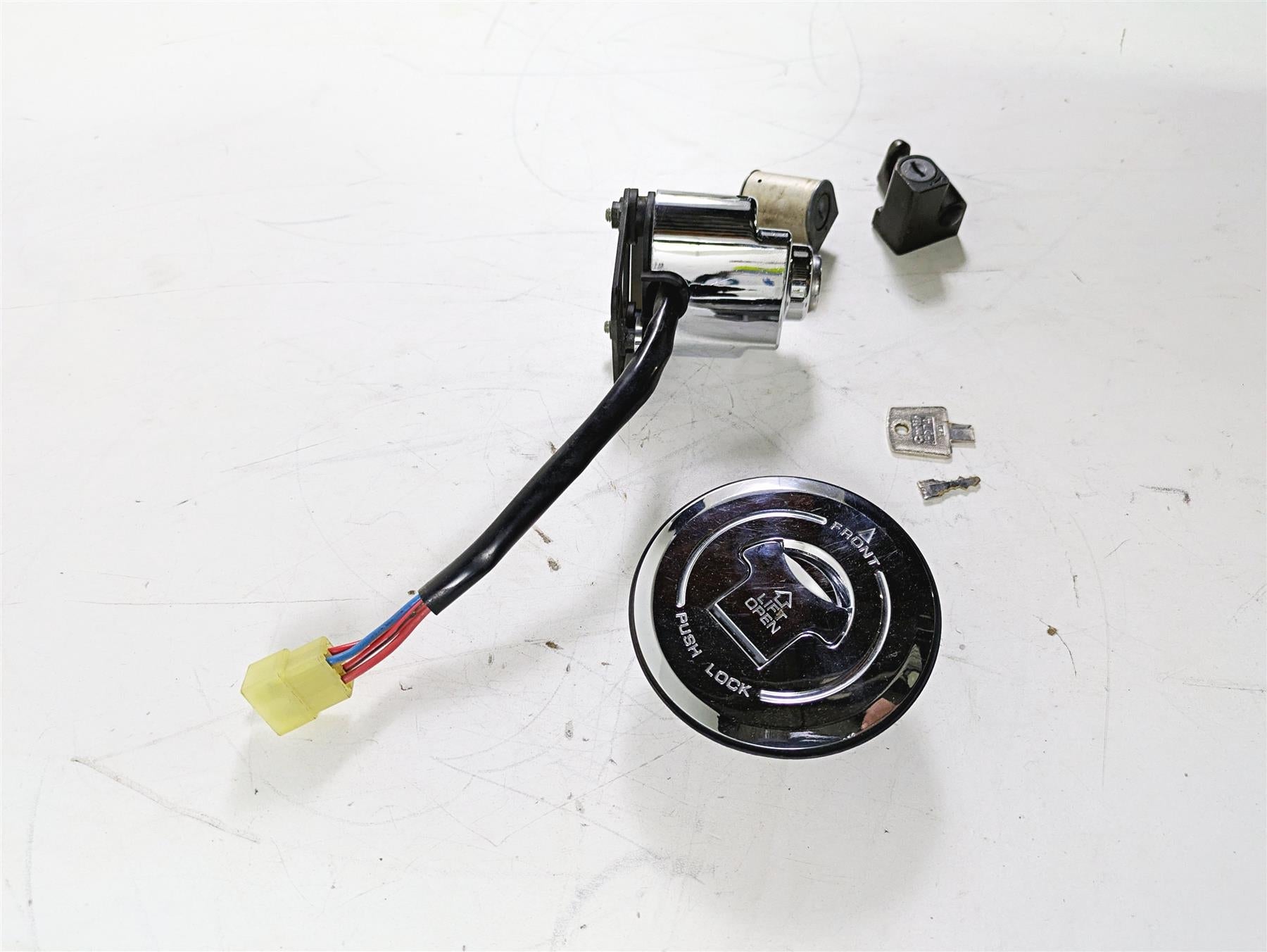 2002 Honda V-Twin VTX1800 C Ignition Switch Key Lock Set READ 35100-MCH-000 {{ shop.shopifyCountryName }} - Mototech271