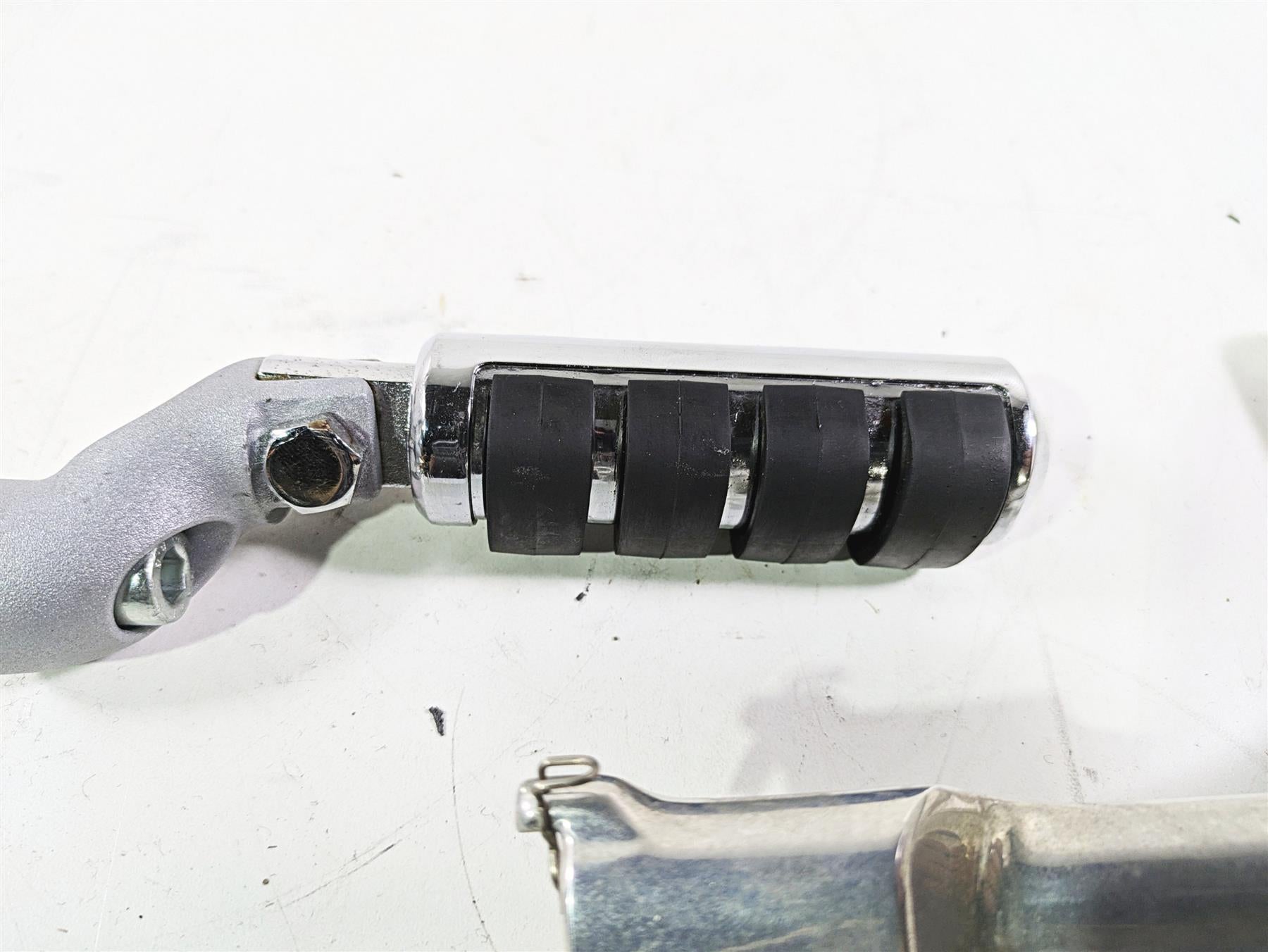 2006 Harley VRSCR Street V-Rod Right Front Footpeg & Brake Lever 42704-06 {{ shop.shopifyCountryName }} - Mototech271