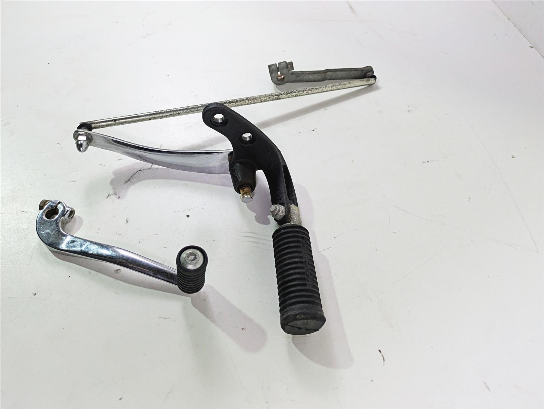 2015 Harley FXDF Dyna Fat Bob Front Left Fw Footpeg & Shifter 33693-03 34564-90B {{ shop.shopifyCountryName }} - Mototech271