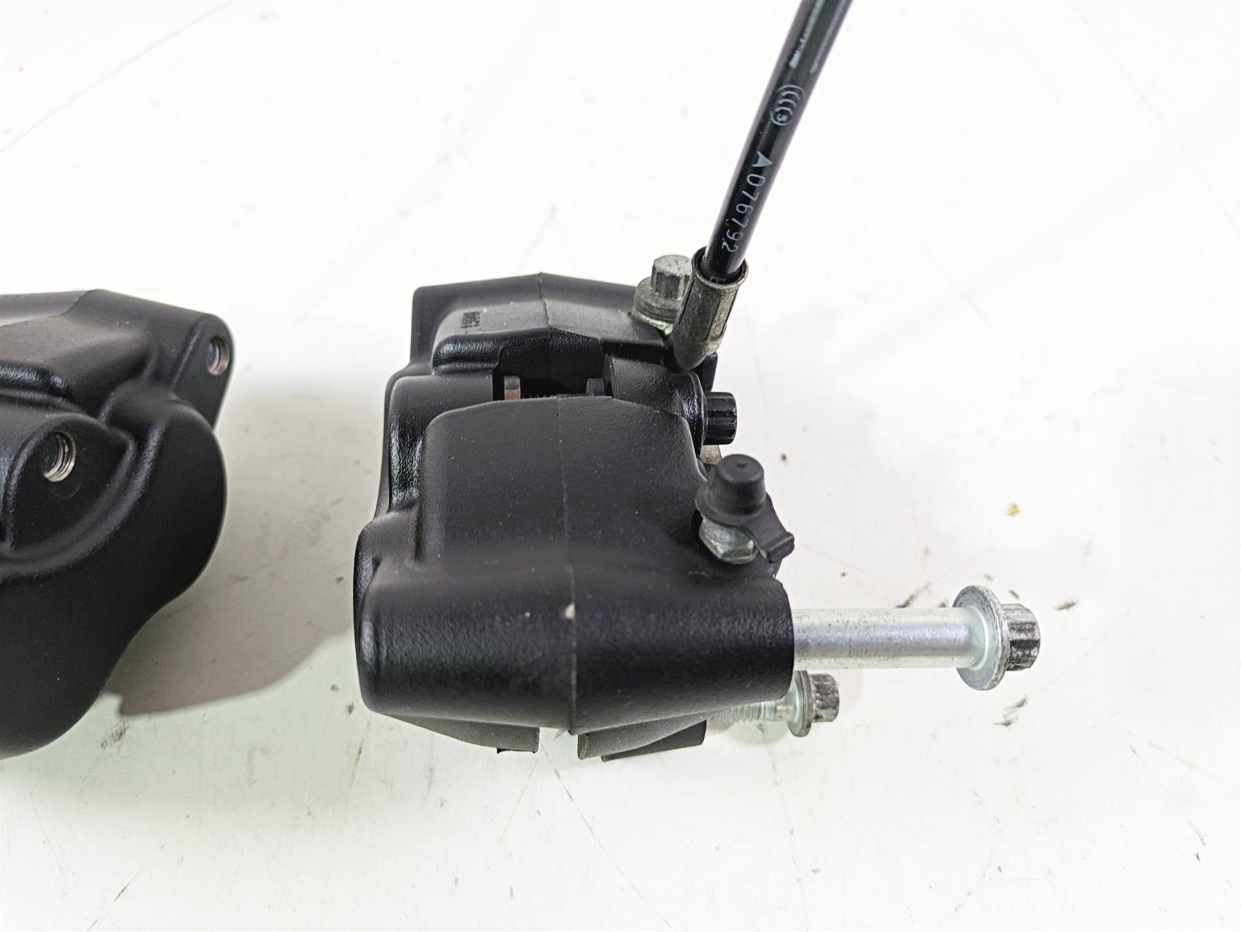 2015 Harley FXDL Dyna Low Rider Front Brake Caliper Set 41300001 41300002 {{ shop.shopifyCountryName }} - Mototech271