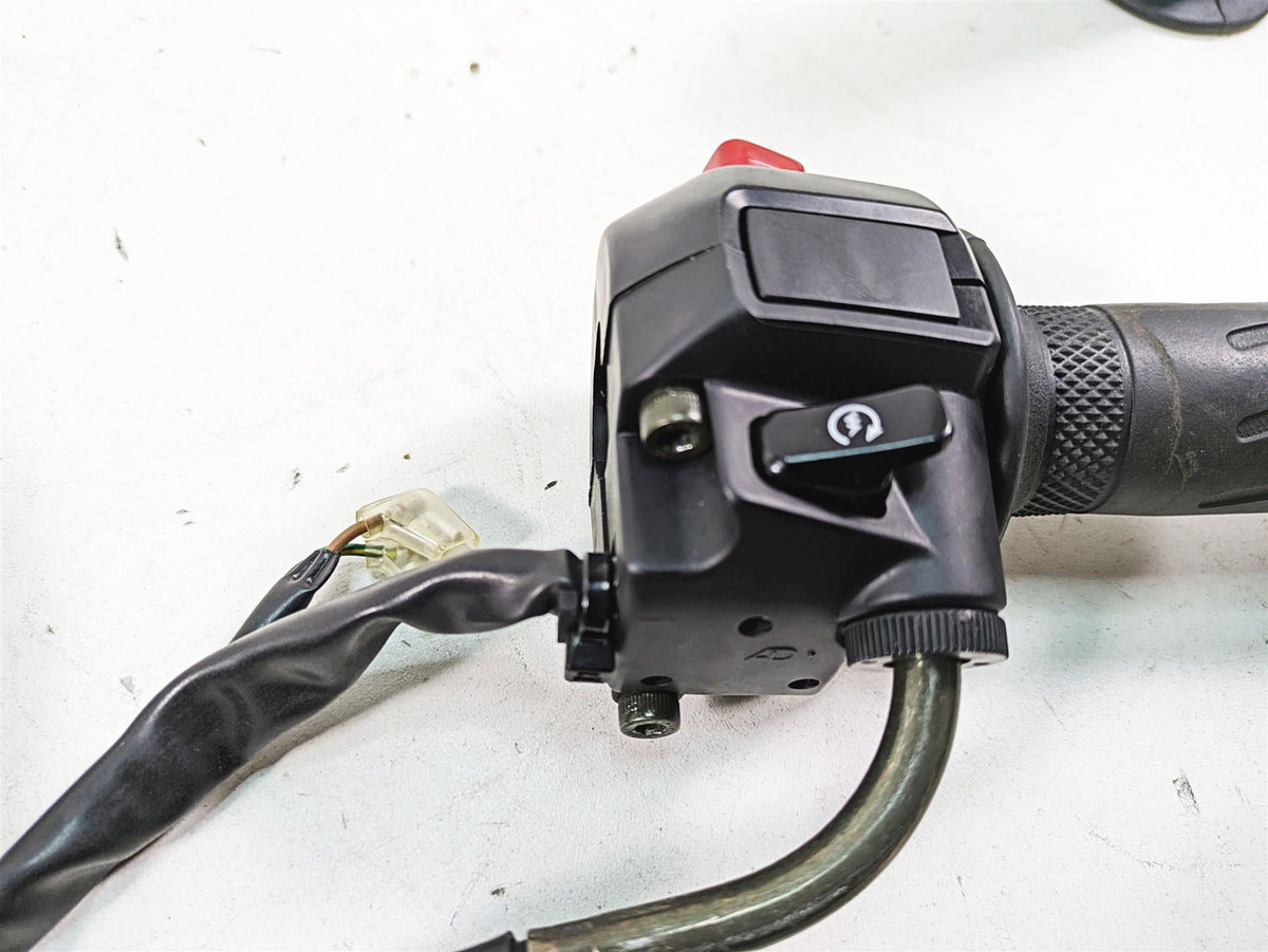 2002 Yamaha FZ1 FZS1000 Fazer Right Hand Control Switch - Read 5LV-83975-01-00 {{ shop.shopifyCountryName }} - Mototech271