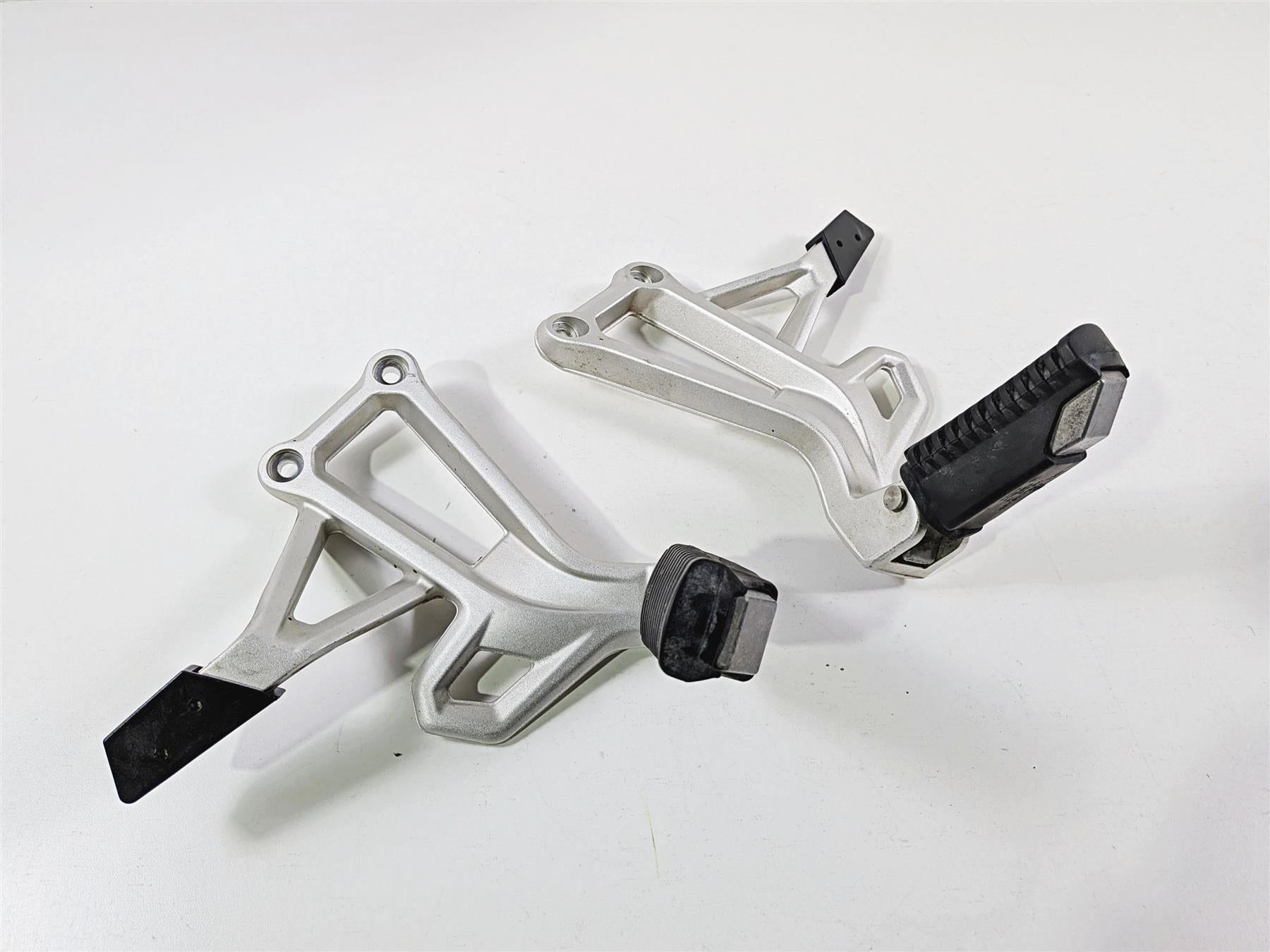2023 BMW F850GS K81 Rear Passenger Foot Peg Rest Set 46718564829 46718564830 {{ shop.shopifyCountryName }} - Mototech271