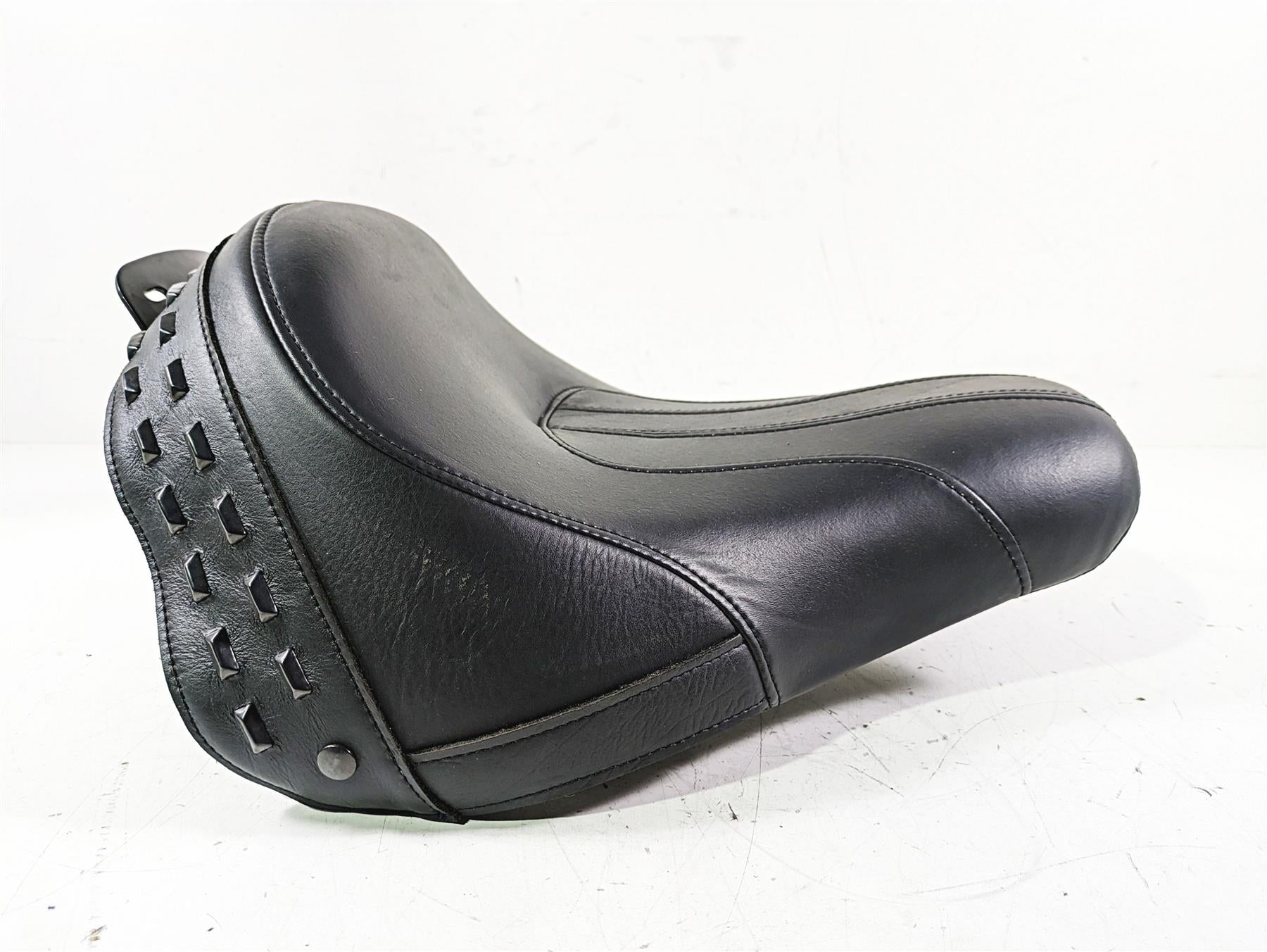 2019 Harley FLHCS Softail Heritage Front Rider Driver Seat Saddle 52000286 {{ shop.shopifyCountryName }} - Mototech271
