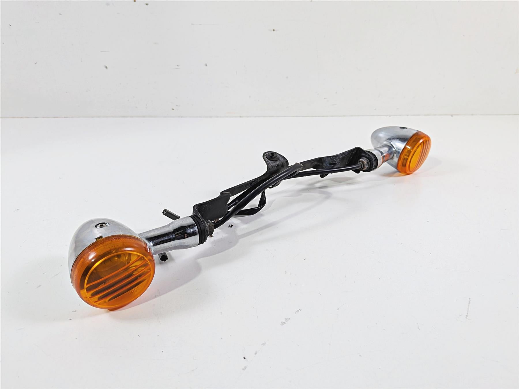 2006 Suzuki VL800 C50 Boulevard Front Blinkers & Mount Bar 35601-41FB1 {{ shop.shopifyCountryName }} - Mototech271