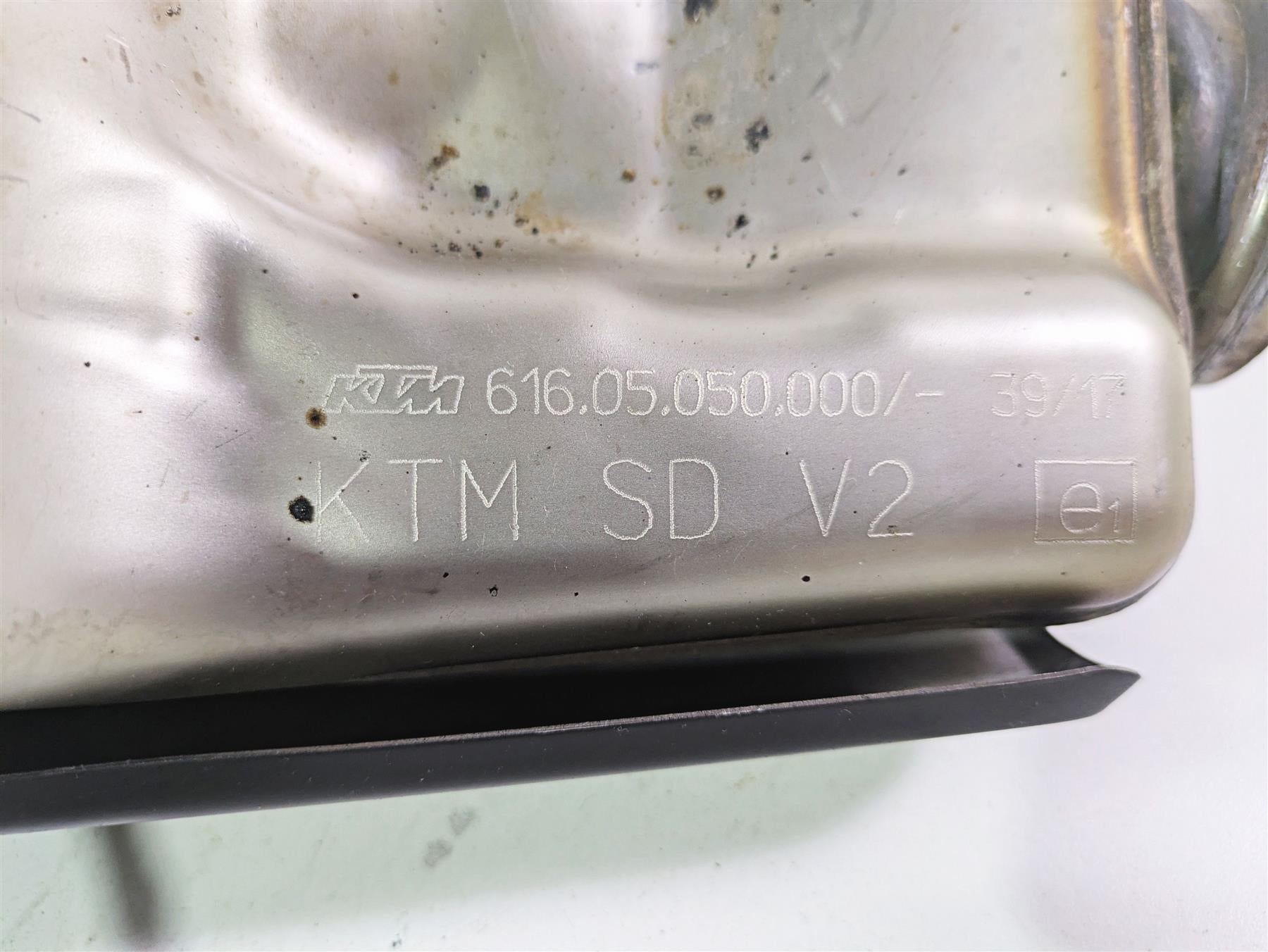 2018 KTM 1290 Super Duke R Exhaust Center Chamber Pipe & Servo 61605050000 {{ shop.shopifyCountryName }} - Mototech271