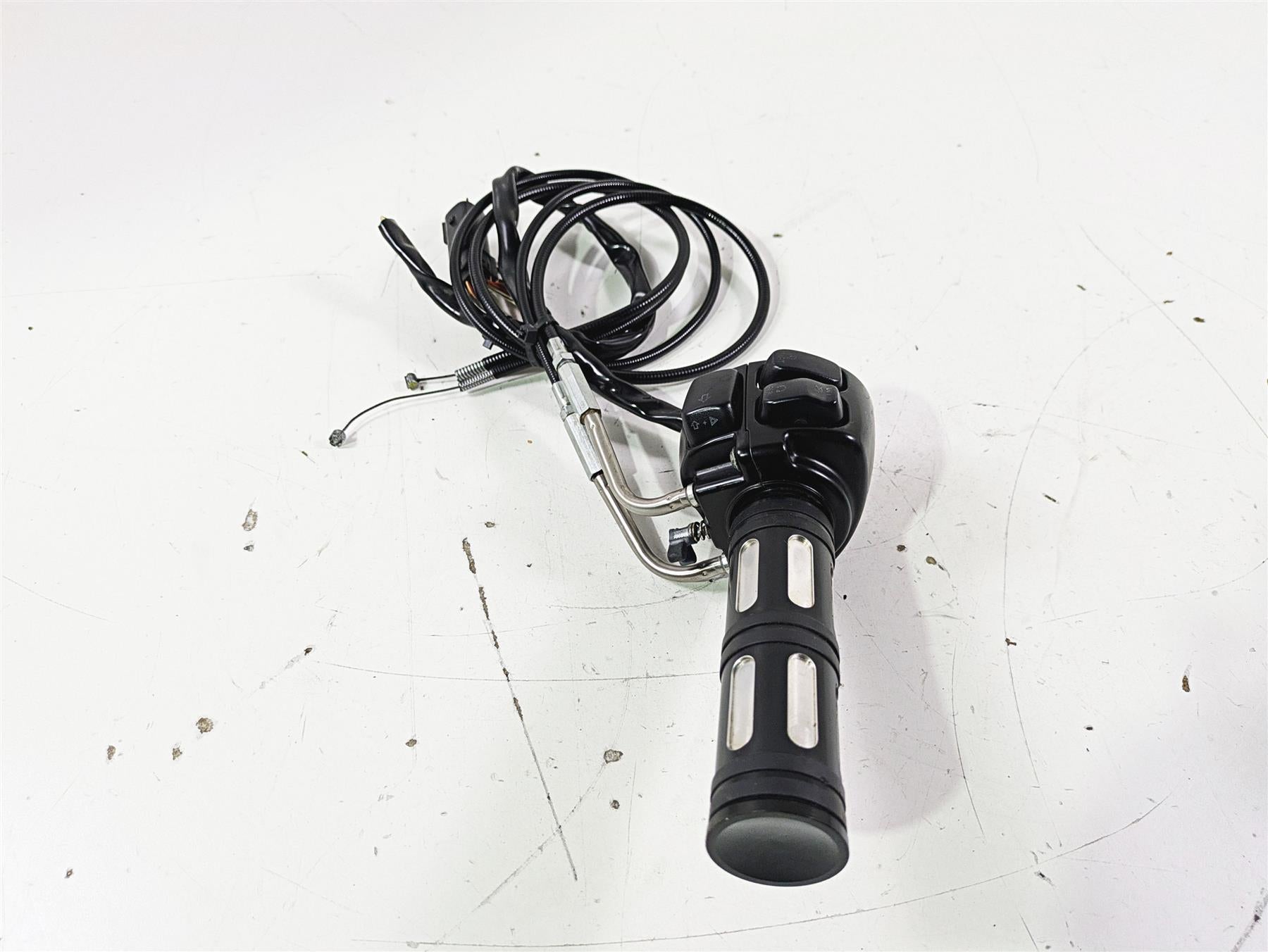 2012 Harley VRSCF Muscle V Rod Right Hand Control Switch - Read 71684-06A {{ shop.shopifyCountryName }} - Mototech271