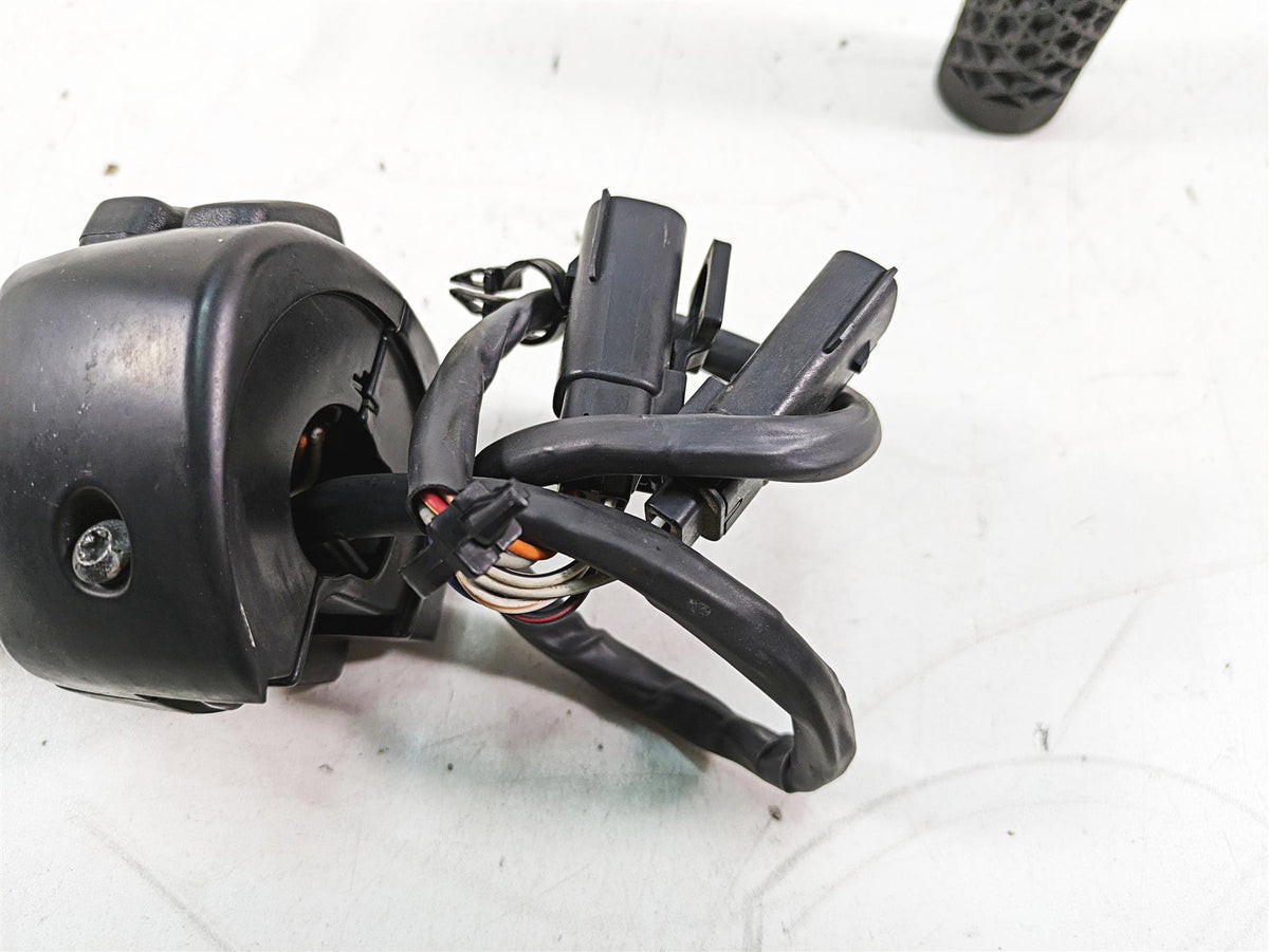 2011 Harley Touring FLHR Road King Right Hand Control Switch 71682-06A {{ shop.shopifyCountryName }} - Mototech271