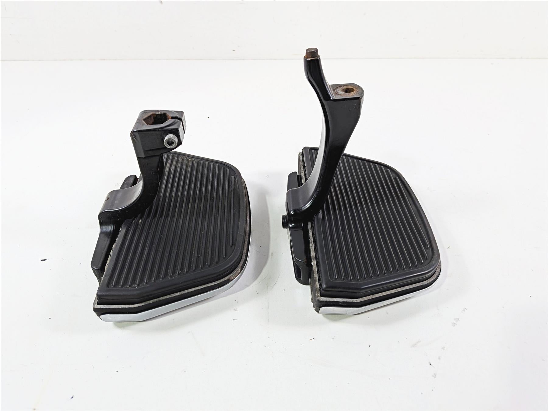 2012 Harley Softail FLSTF Fat Boy Passenger Footpeg Foot Peg READ 50943-05A {{ shop.shopifyCountryName }} - Mototech271