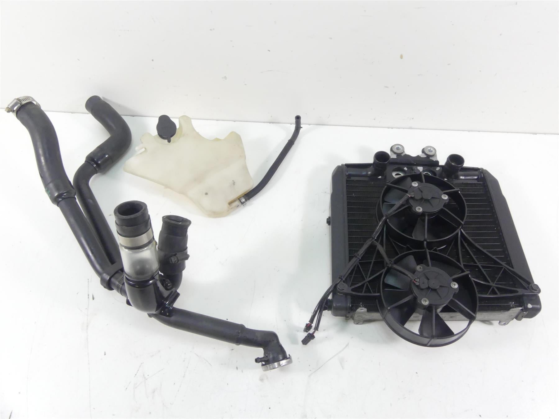 2011 Harley VRSCF Muscle Rod Radiator Fans Reservoir Hoses Set - Read 26722-04 {{ shop.shopifyCountryName }} - Mototech271