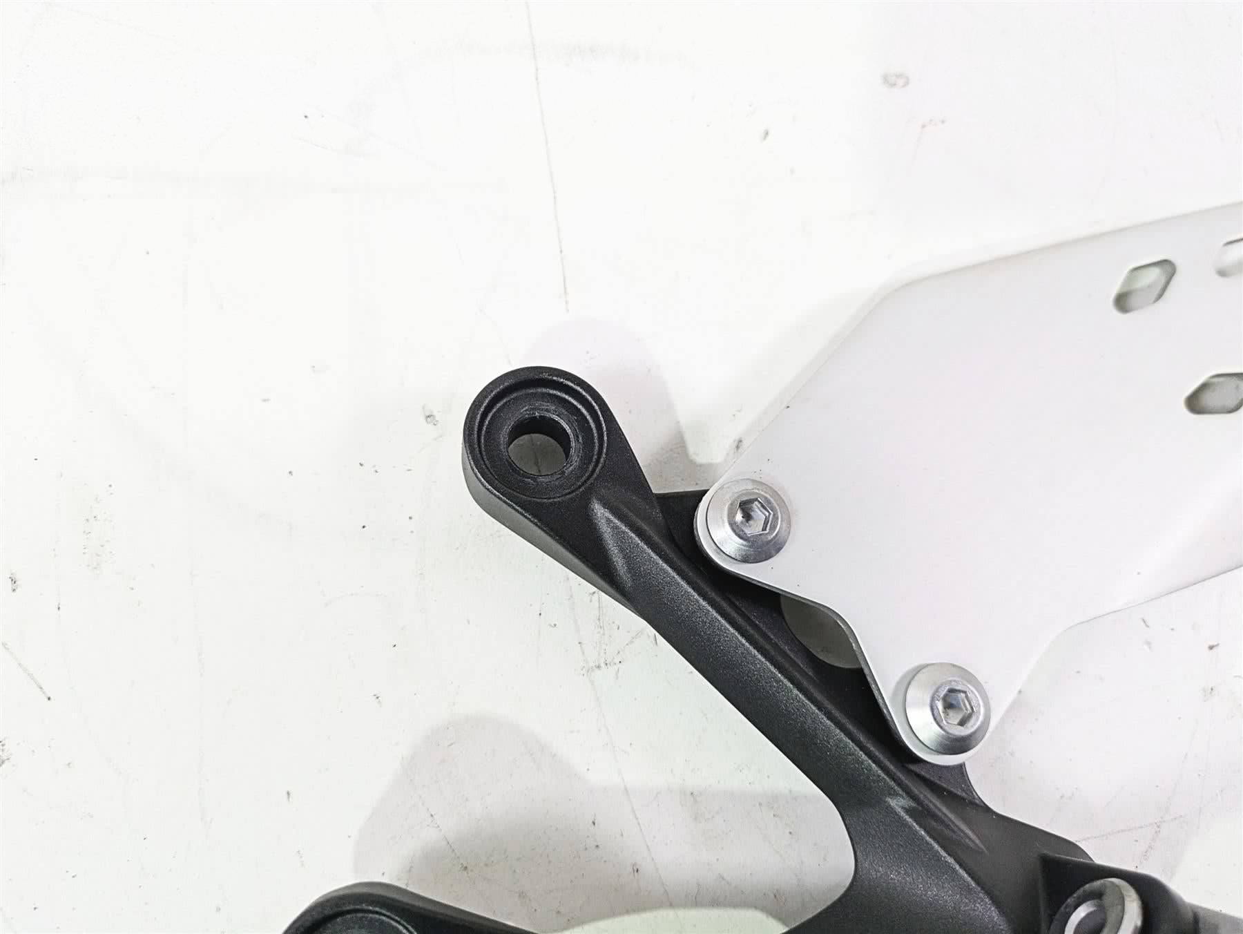 2024 Kawasaki ZX6R ZX636 Ninja Left Foot Peg + Mount & Guard 35063-0160-18R {{ shop.shopifyCountryName }} - Mototech271