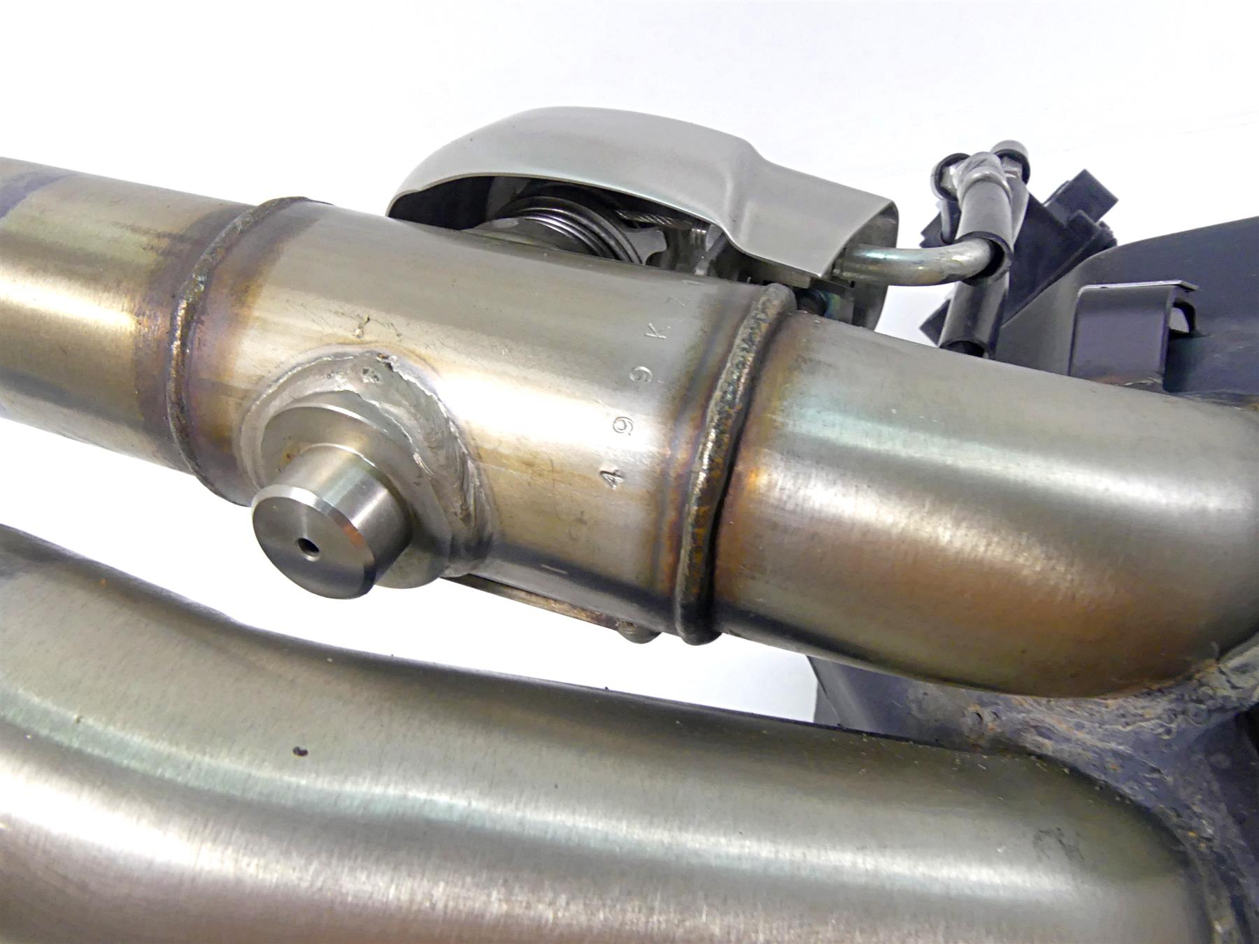 2022 Triumph Speed Triple 1200 RS Center Exhaust Chamber & Servo Motor T2209601 {{ shop.shopifyCountryName }} - Mototech271