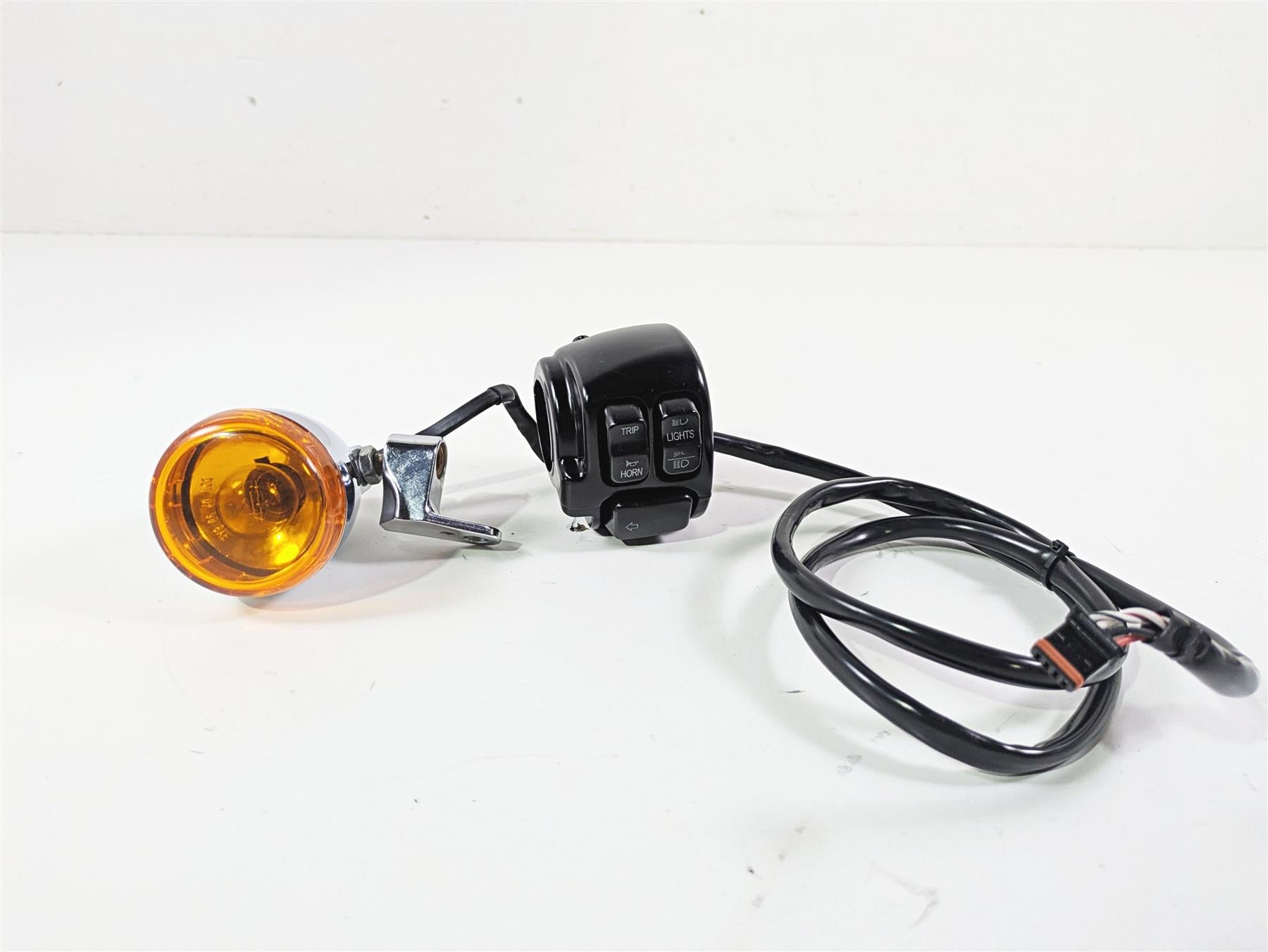 2014 Harley FXDF Dyna Fat Bob Left Hand Control Switch & Blinker 72945-12 {{ shop.shopifyCountryName }} - Mototech271