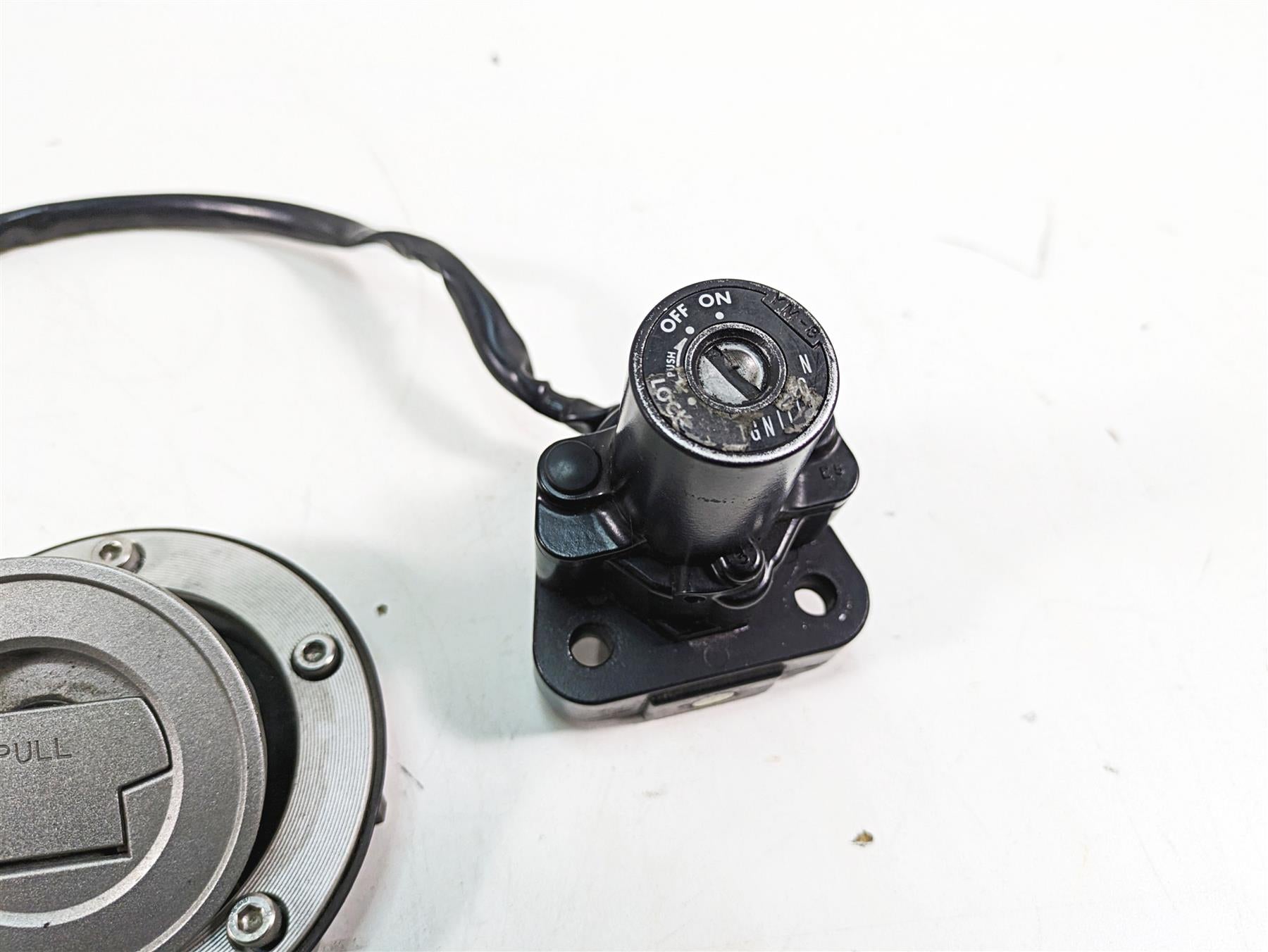 2002 Yamaha FZ1 FZS1000 Fazer Ignition Switch Key Lock Set 5LV-82501-10-00 {{ shop.shopifyCountryName }} - Mototech271