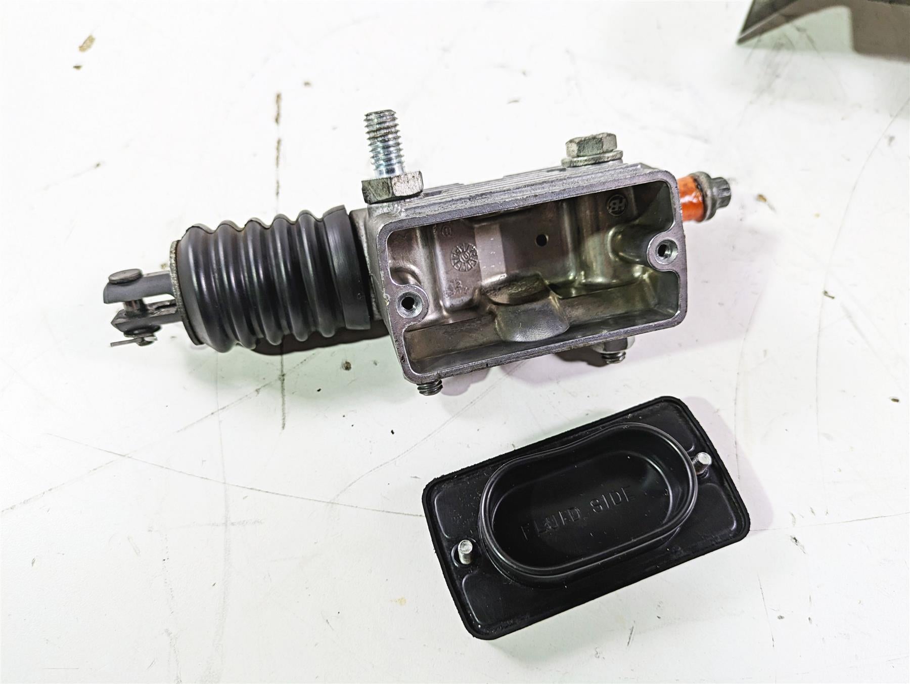 1992 Harley FLSTC Softail Heritage Rear Brake Master Cylinder + Cover 42468-87E {{ shop.shopifyCountryName }} - Mototech271